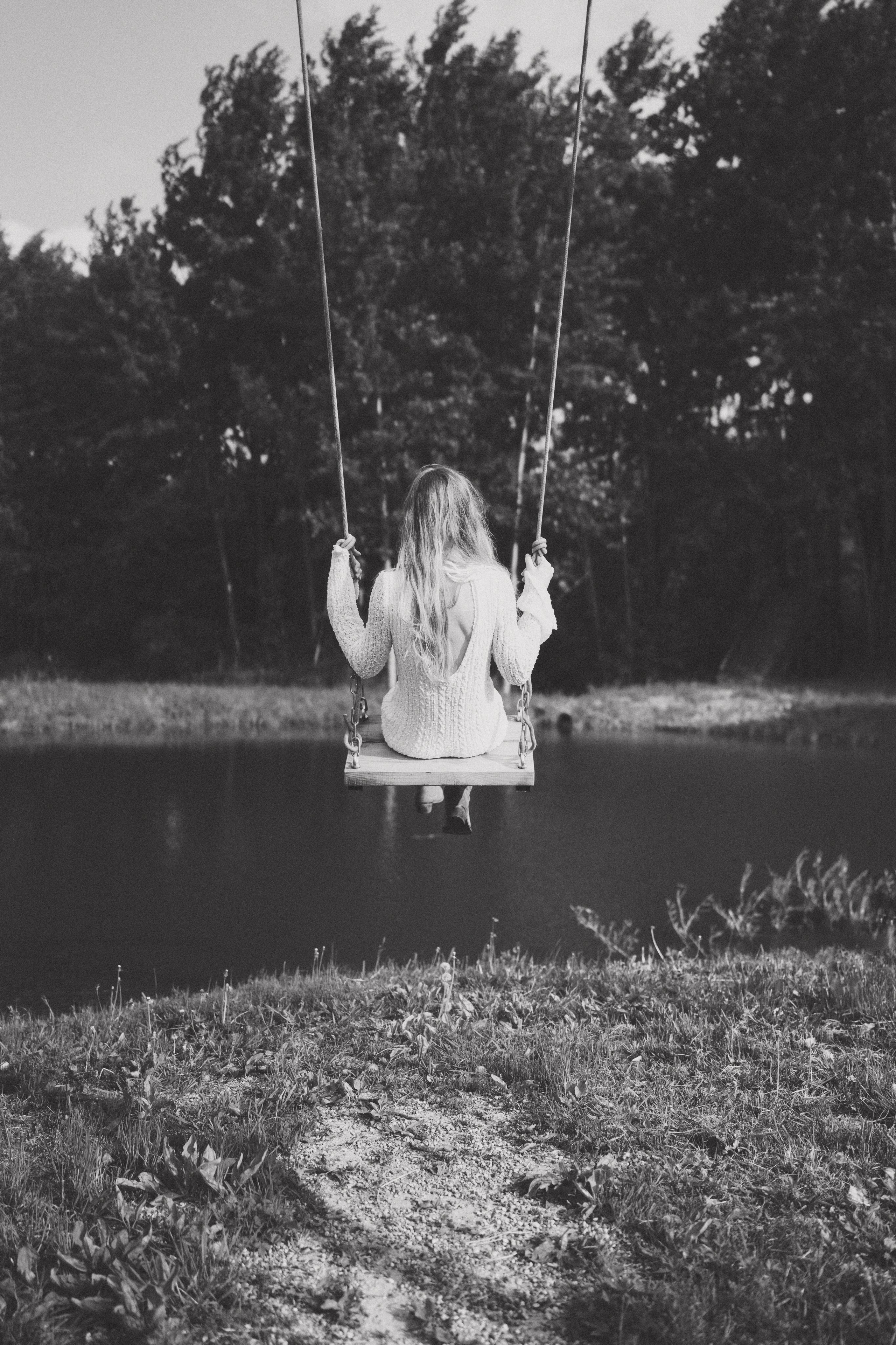 черно-белая фотосессия девушки на качелях и озера