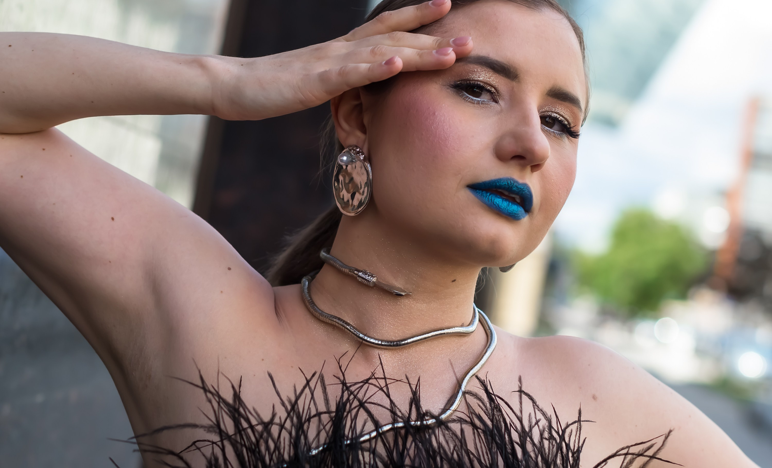 Портрет девушки на улице.