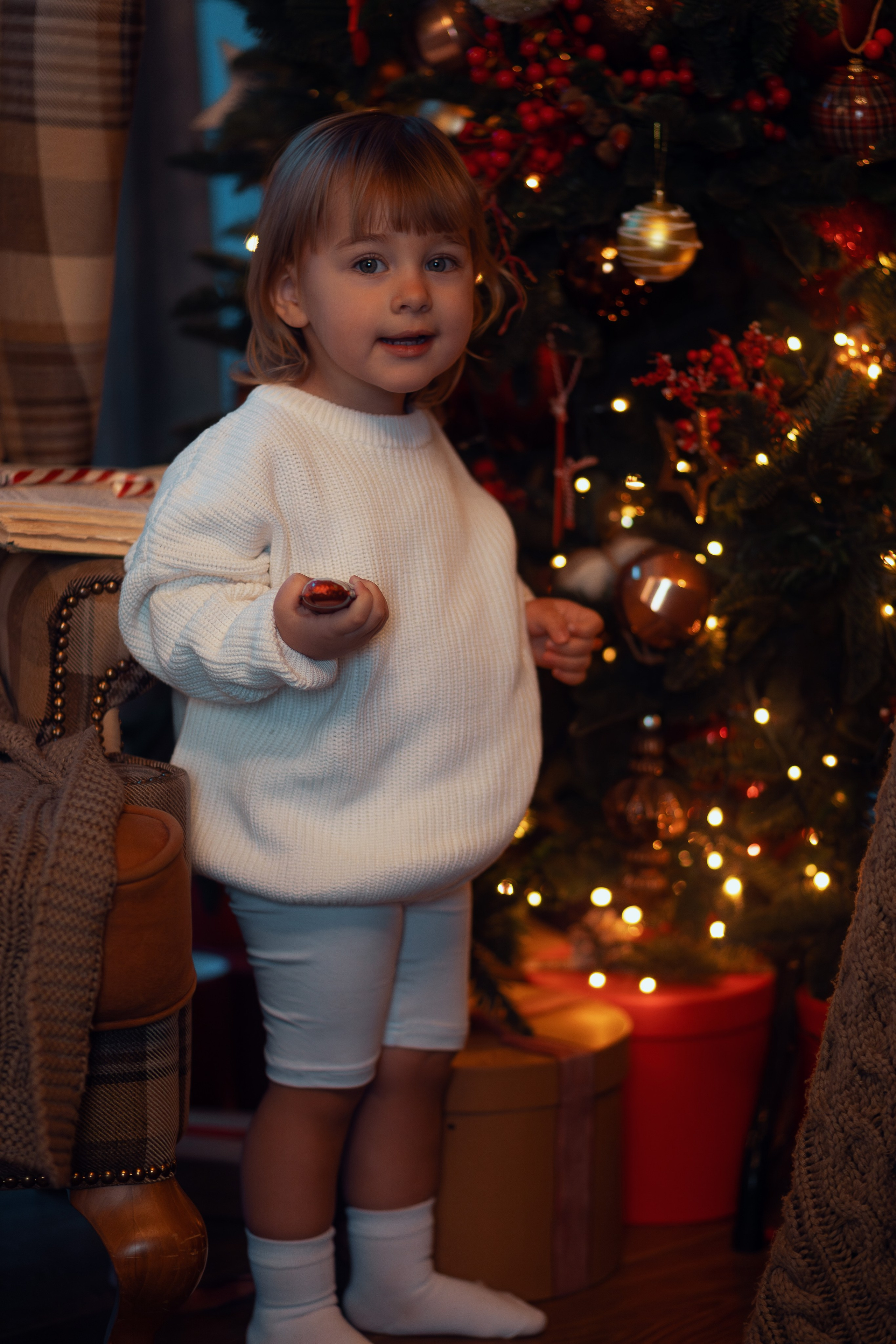 Новогодняя фотосессия 2023 в студии Мимика, зал Шале. Семейный фотограф в Москве 📸