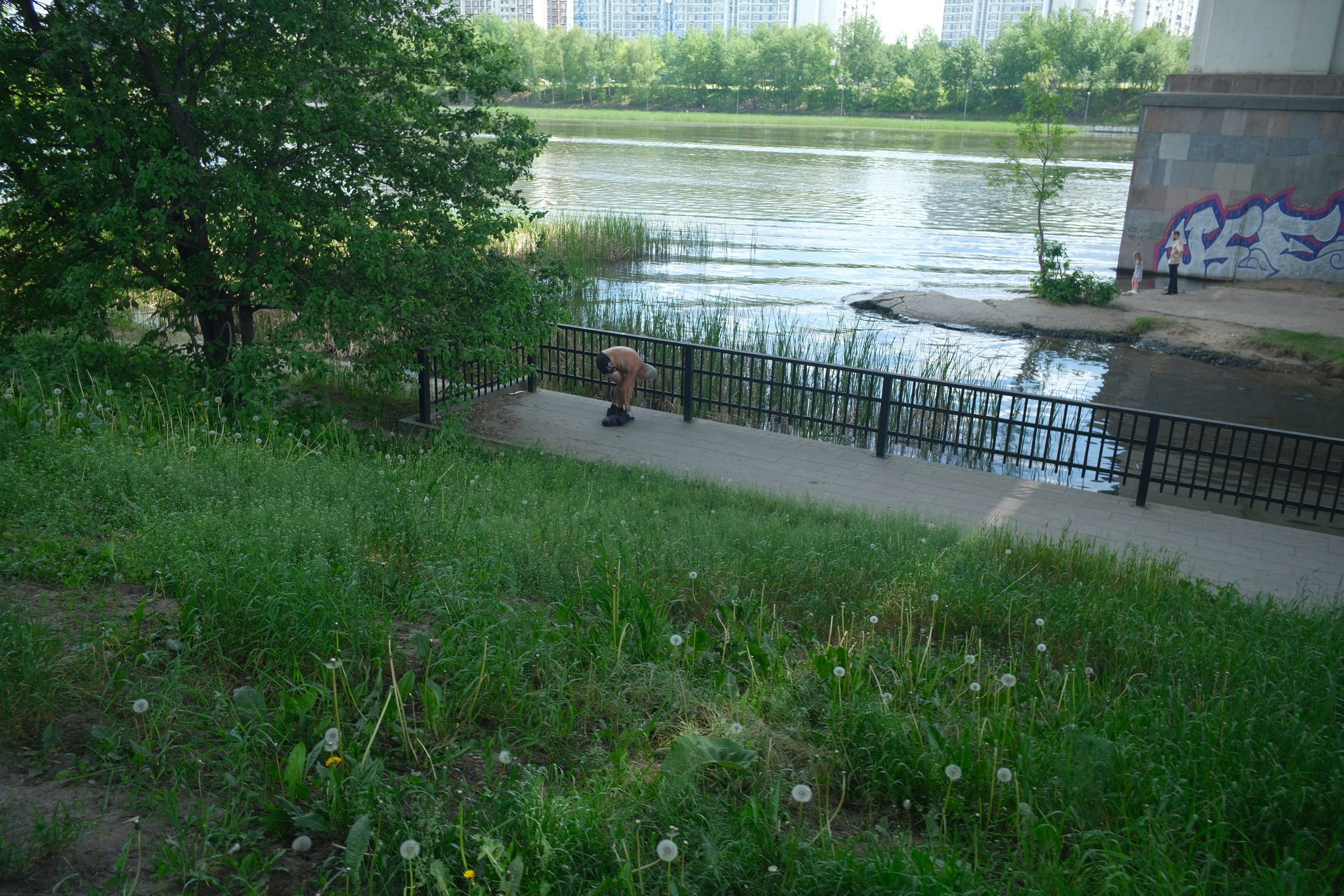 Парк 850 лет Москве. Снято на Voigtlander 18/2,8 Color-scopar. Улица, люди, жизнь…