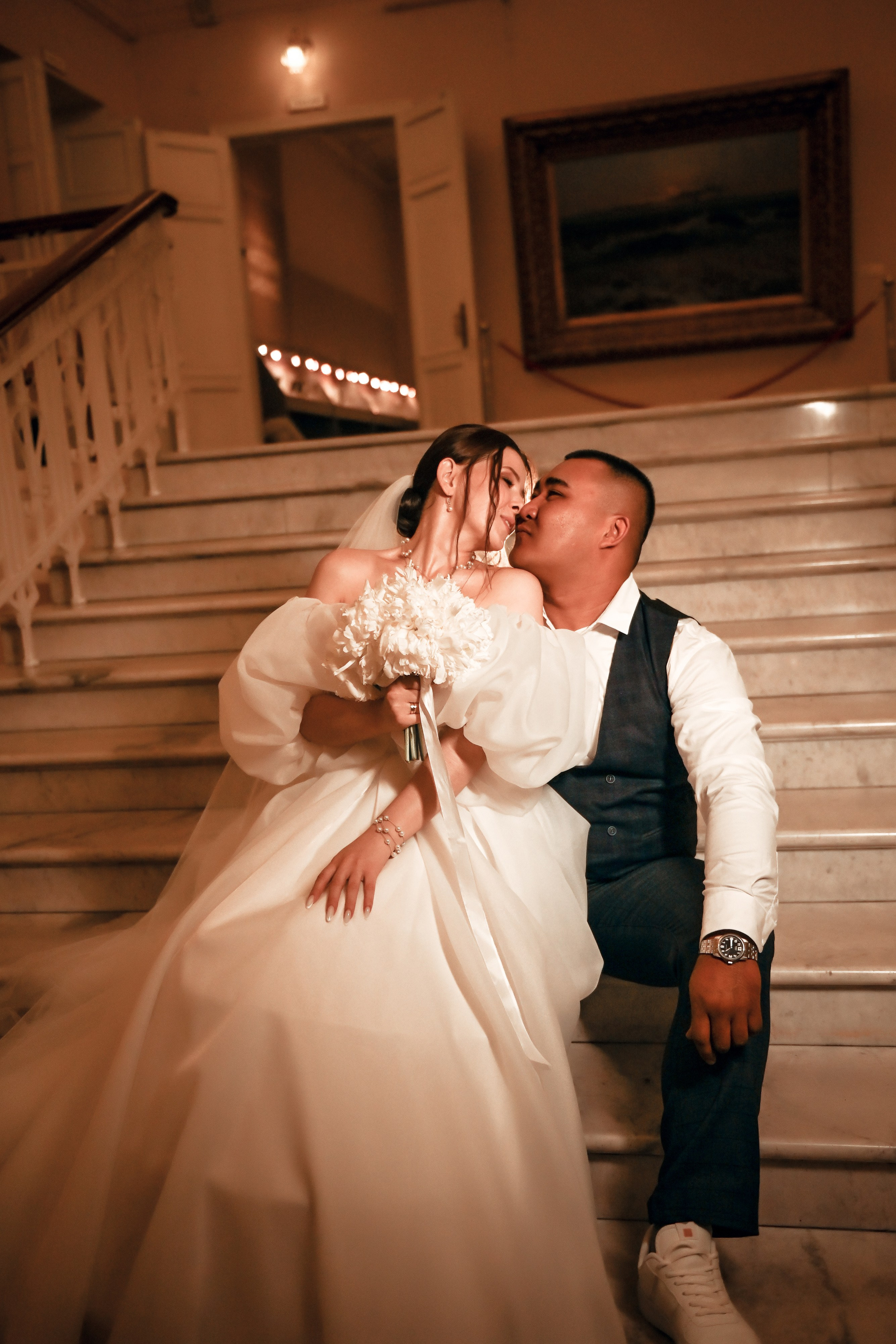 Небольшая свадебная серия в музее и прогулкой под дождем Эльмиры и Ризата. Свадебный, семейный, детский, контент фотограф в Омске Максим Ильин