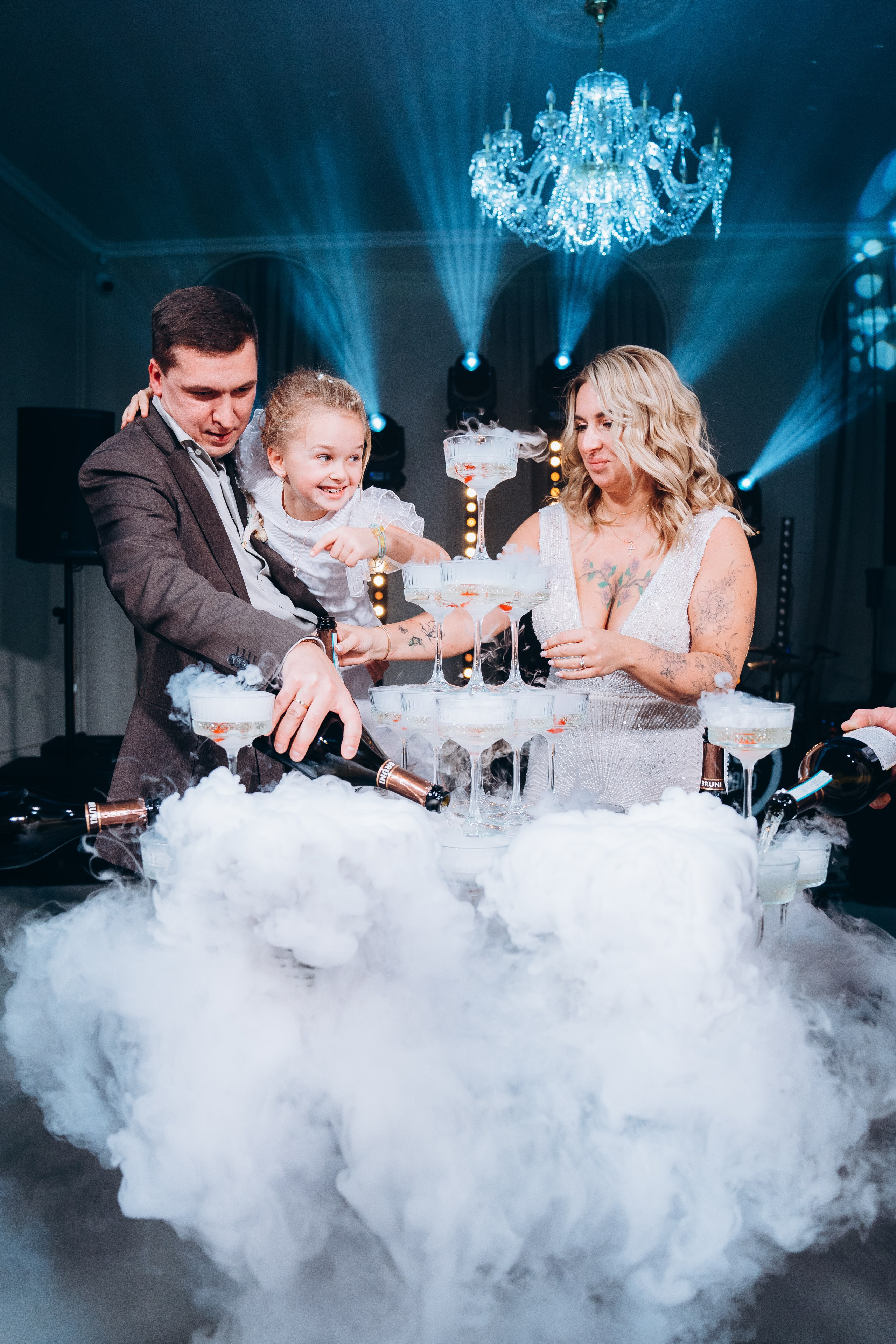 Пара танцует первый танец на свадьбе — динамичные и трогательные кадры профессионального свадебного фотографа в Москве.