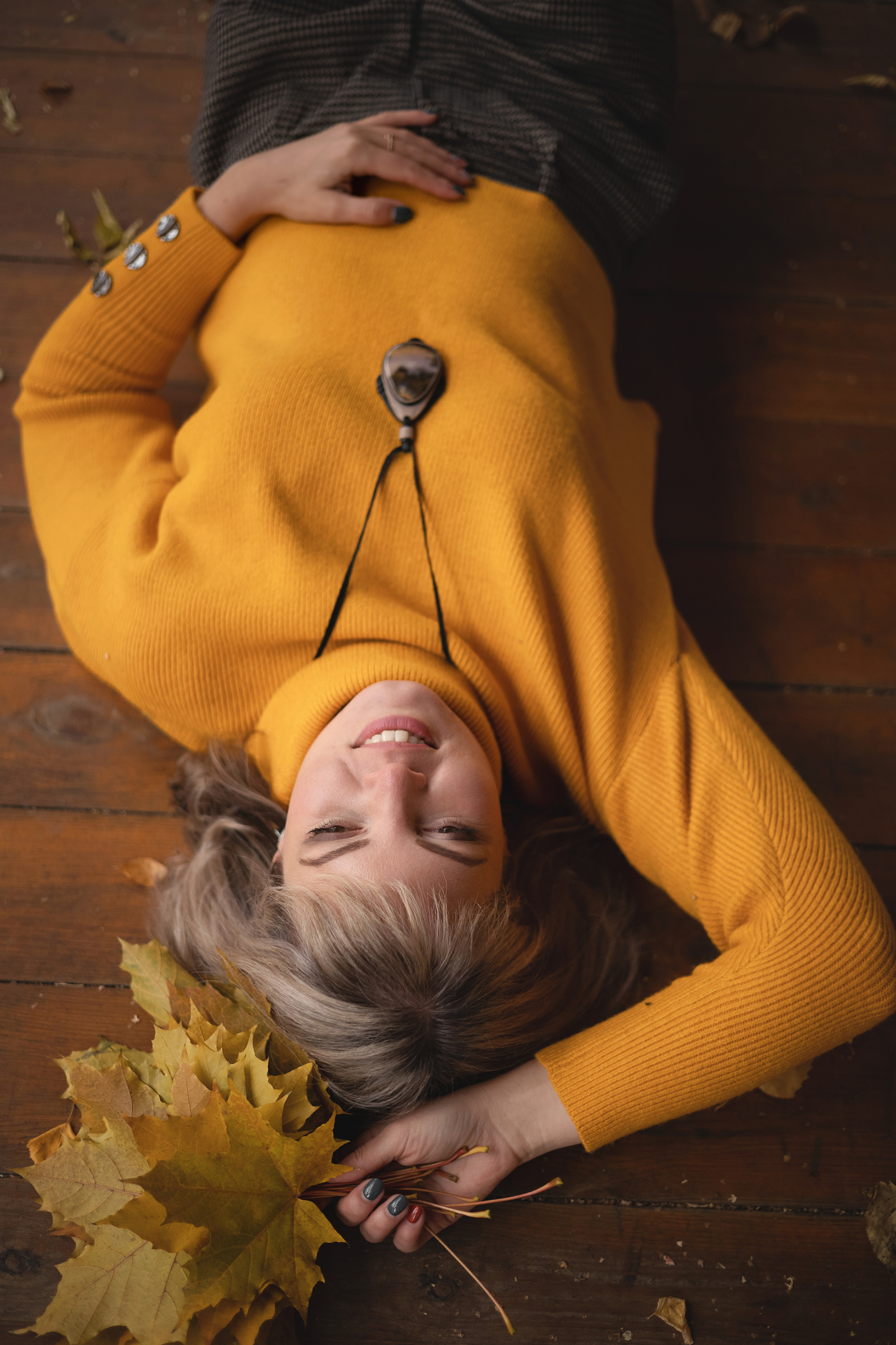 Фотосессия осенью в желтых листьях. Семейный и детский фотограф в Перми Мария Карабатова