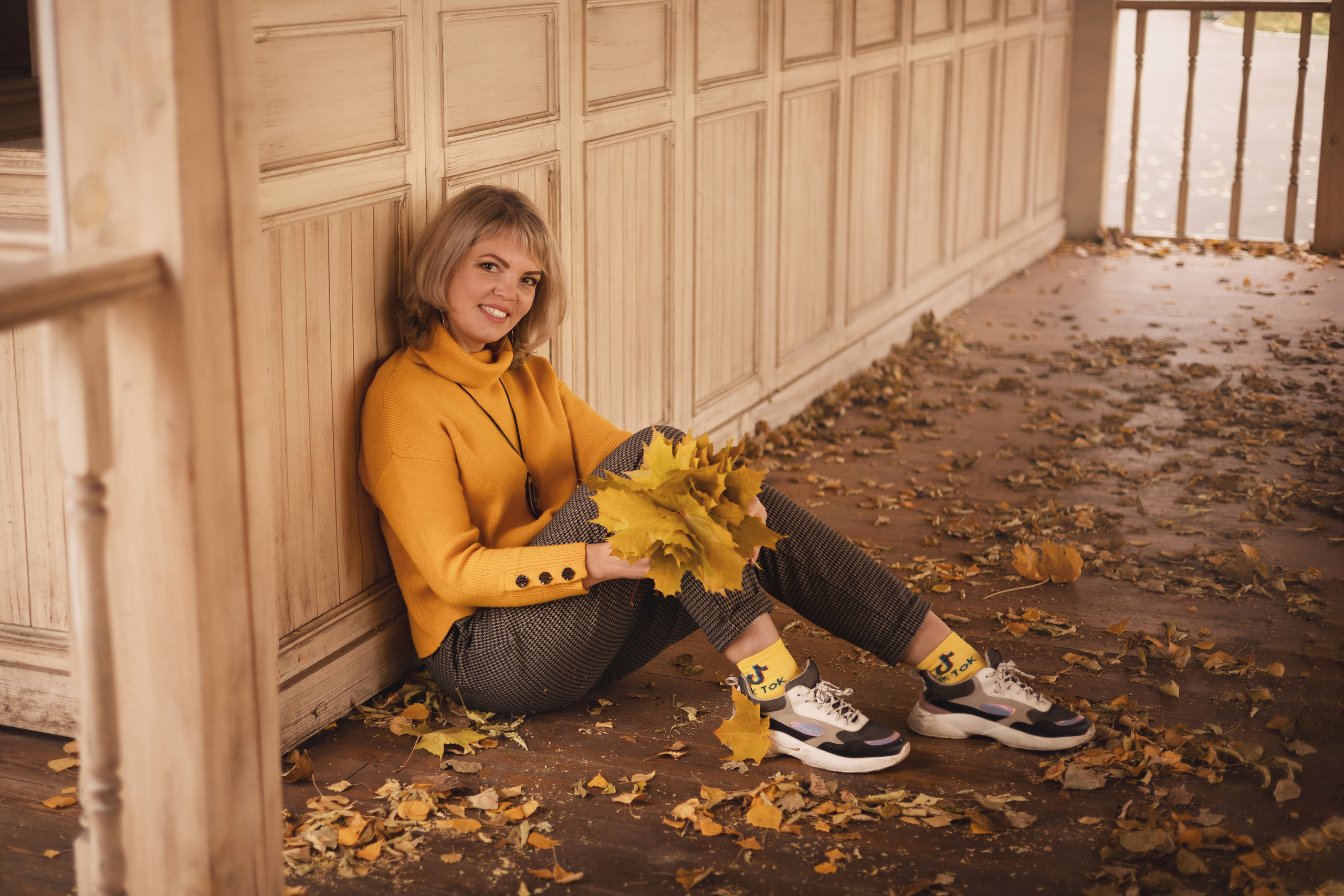 Фотосессия осенью в желтых листьях. Семейный и детский фотограф в Перми Мария Карабатова