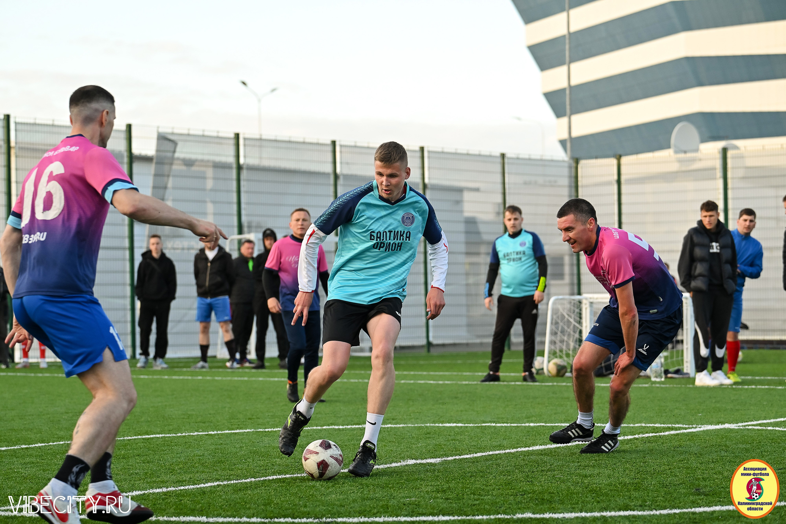 ИГРЫ МИНИ-ФУТБОЛЬНОЙ И КОРПОРАТИВНОЙ ЛИГИ. VIBECITY.RU Вайб Сити Ру Фоторепортажи Фотоотчеты Калининград