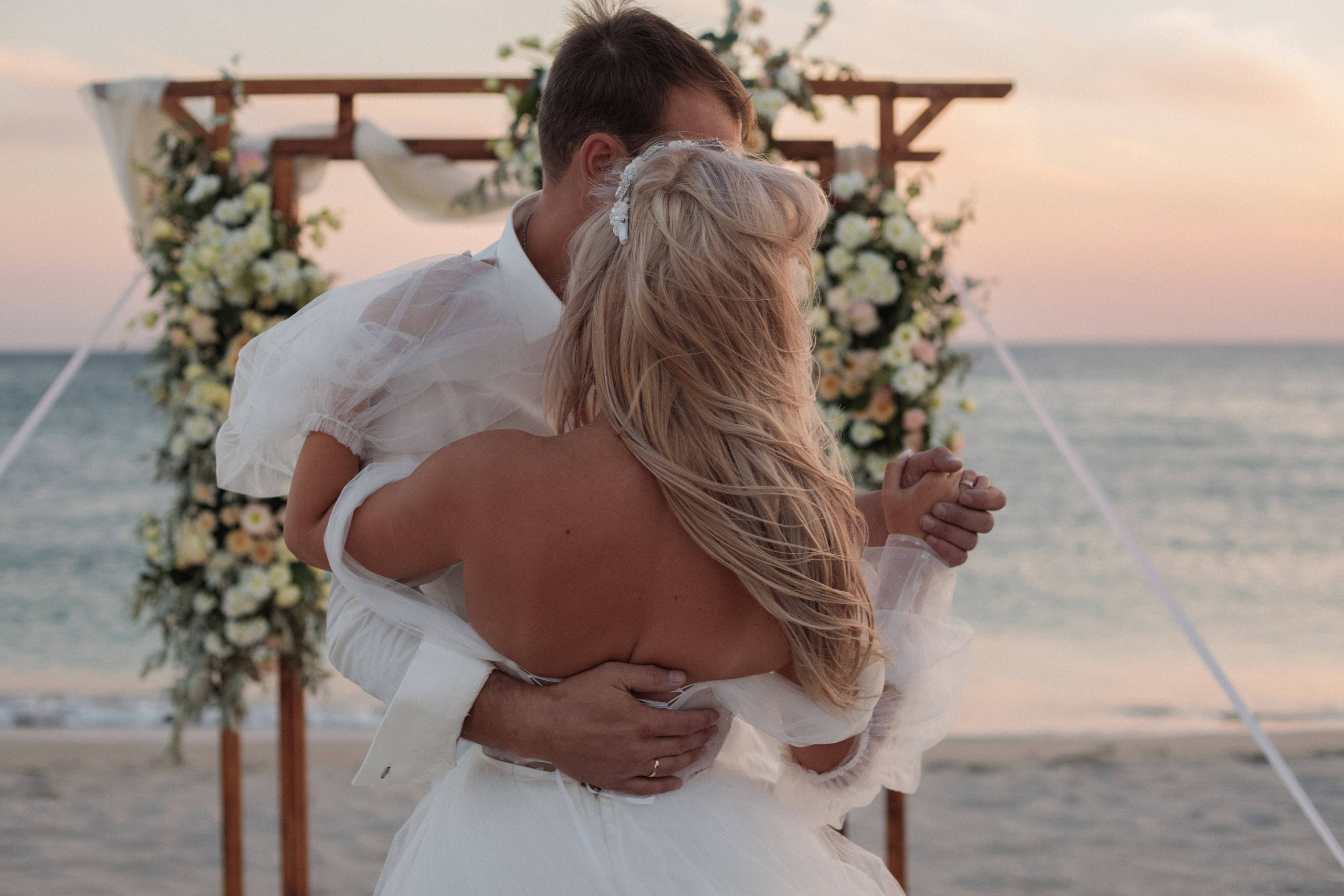 «Начало любви на побережье Поповки: история свадьбы, застывшая в кадре». Свадебный фотограф Мироманов Николай в Крыму