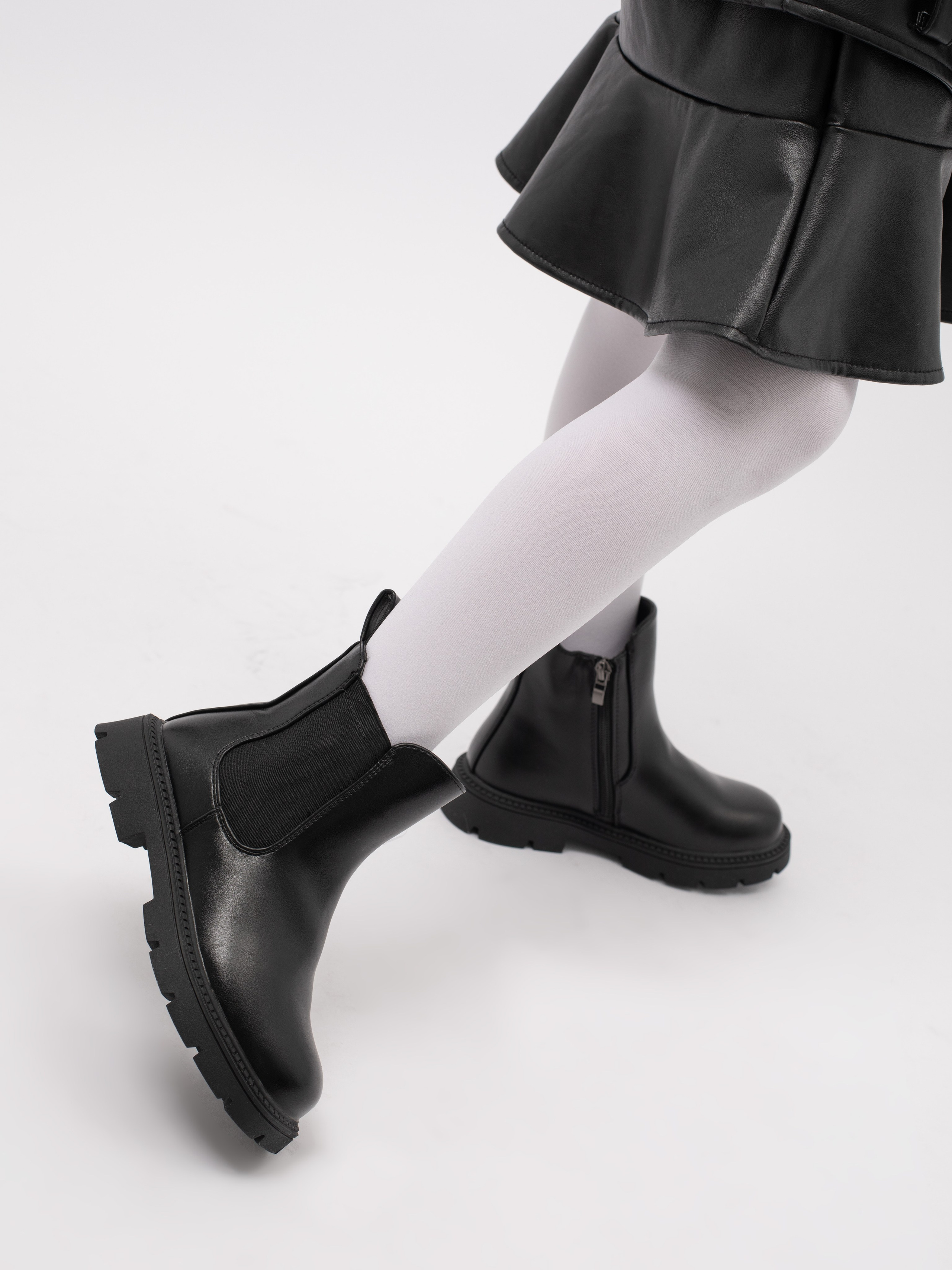 Ботинки для девочки. Фотостудия предметной и модельной съёмки для маркетплейсов