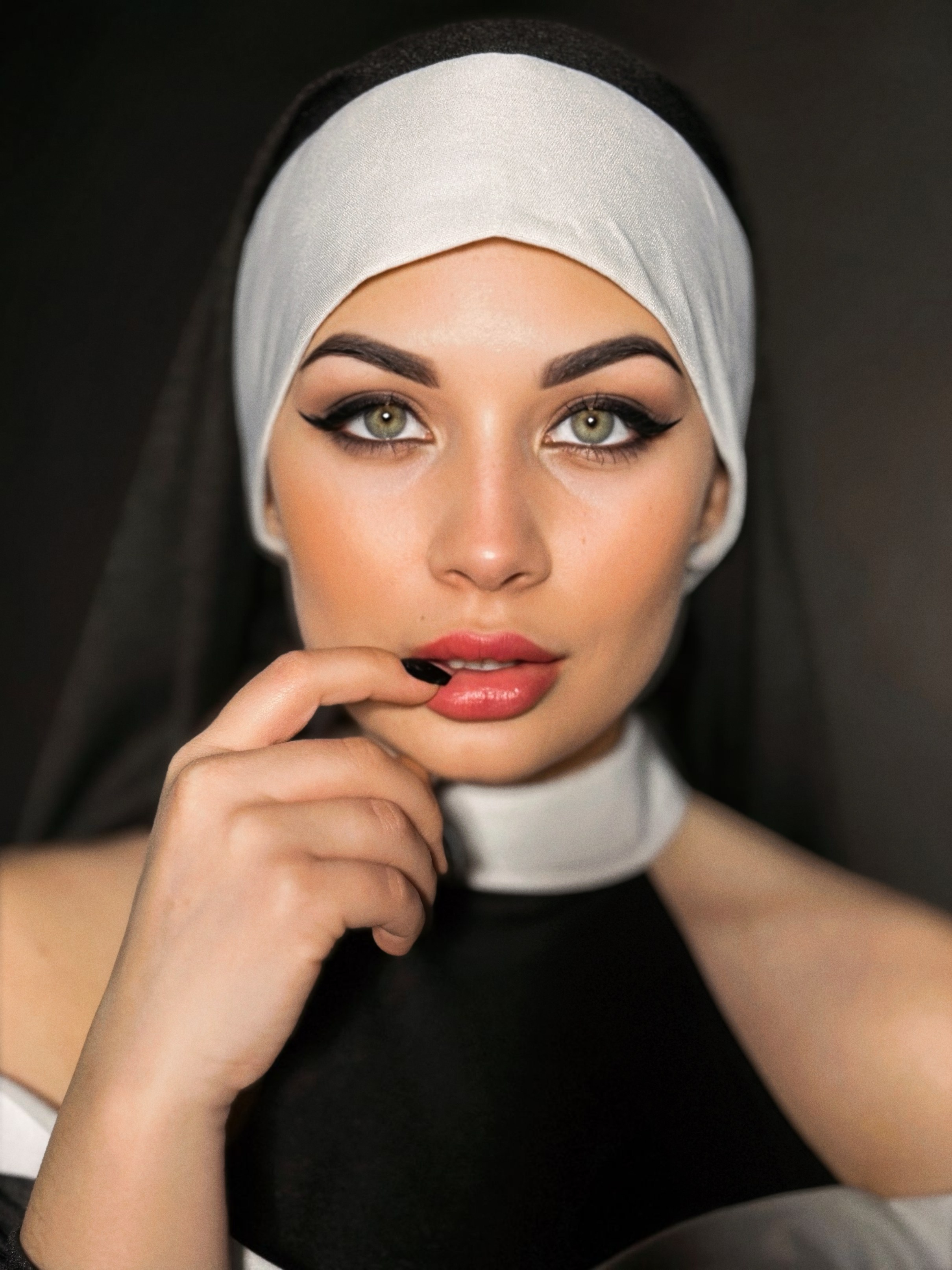 Серия «Монахиня». Мобильный фотограф Дмитрий Шпуров | KIREVAS