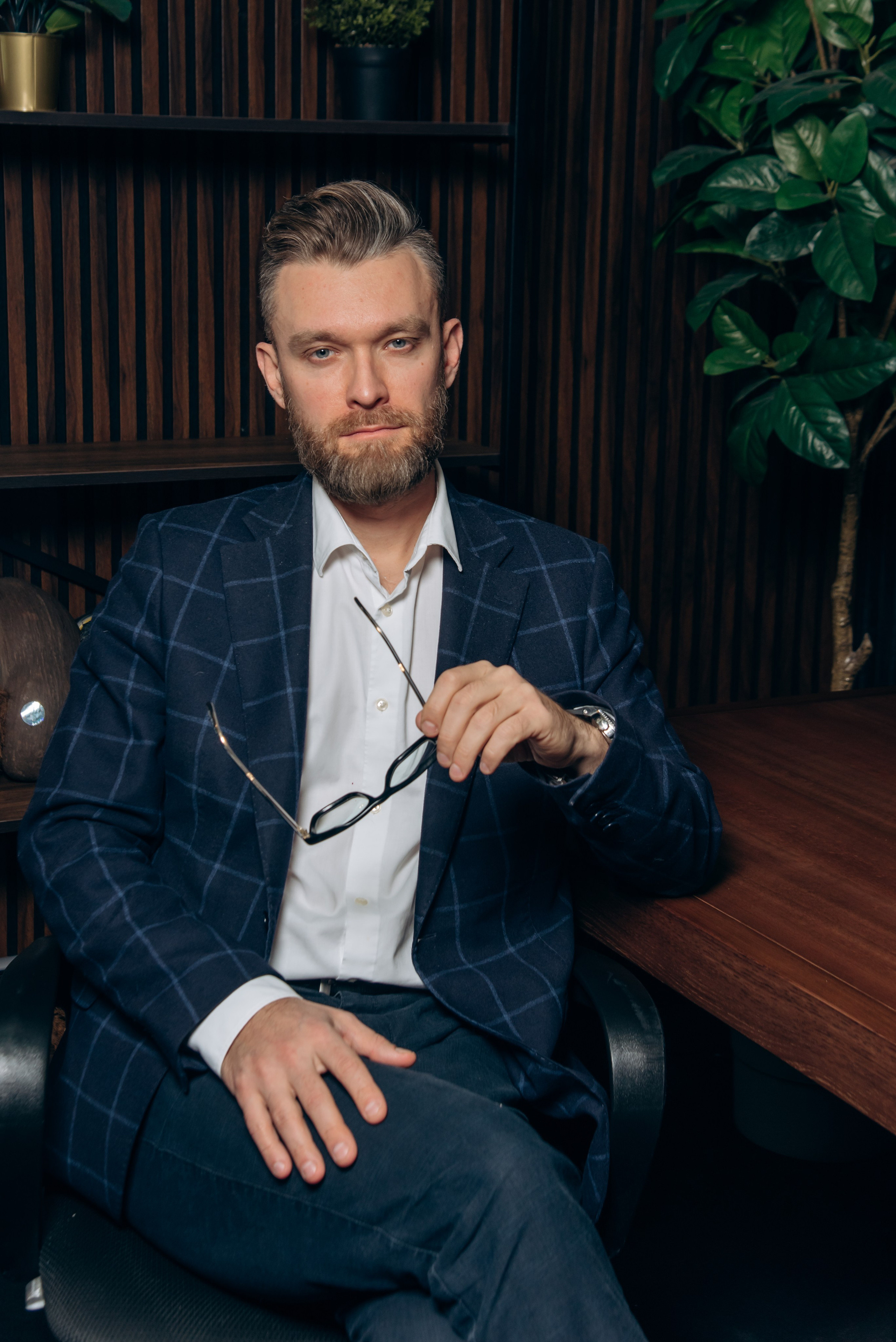 #деловойпортрет #бизнеспортрет #мужскойпортрет #профессиональныйпортрет #портретнаделовую #headshots #businessheadshot #corporateheadshot #геройнафото #студийнаяфотосессия #портретдлярезюме #портретдляLinkedIn #партнерскиепартнёры #мужскойстиль #деловойобраз