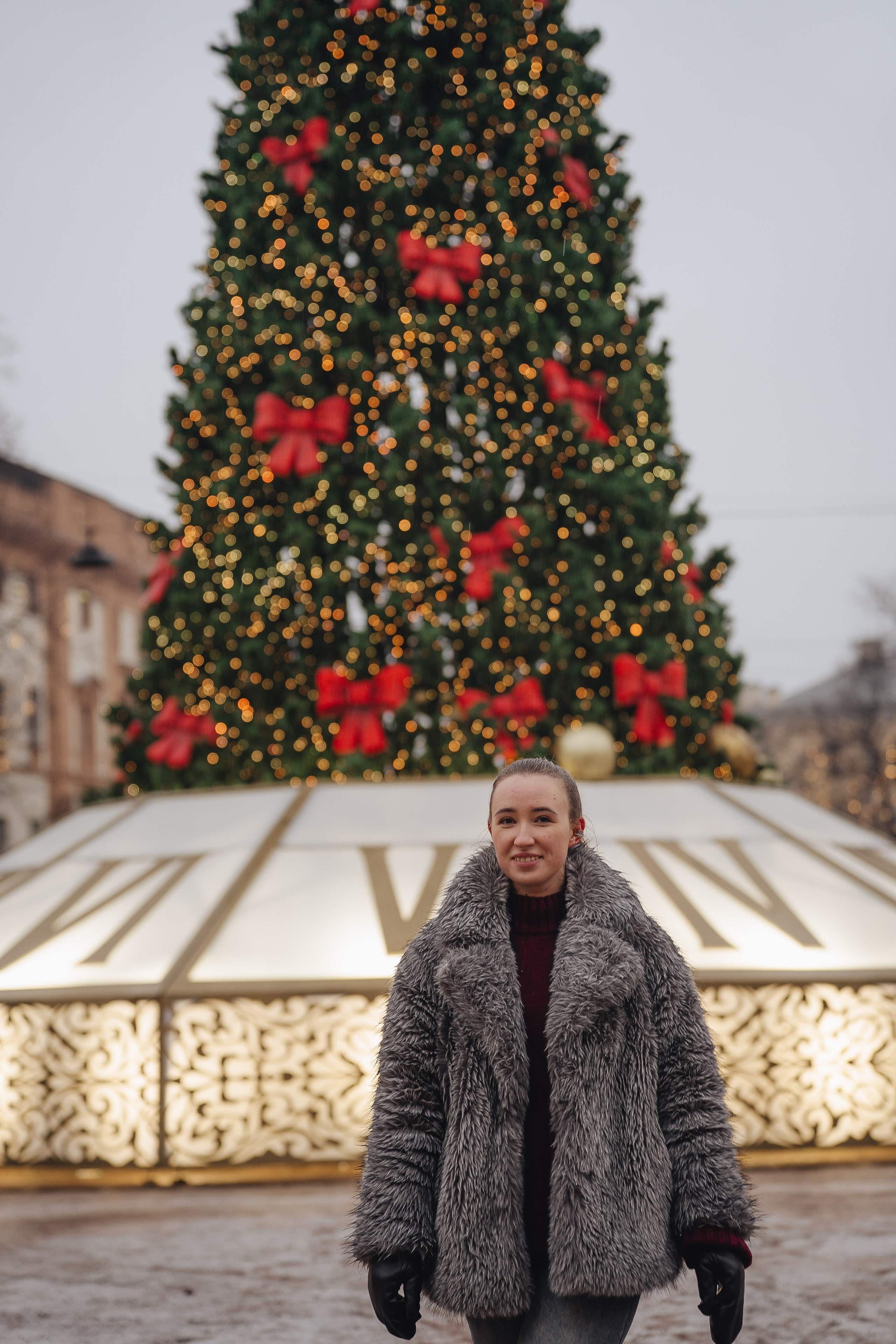 ПРОГУЛКА НА МАНЕЖНОЙ ПЛОЩАДИ ДЛЯ ДЕВУШКИ ПЕРЕД НОВЫМ ГОДОМ (НОВОГОДНЯЯ ФОТОСЕССИИЯ НА МАНЕЖНОЙ ПЛОЩАДИ). Профессиональный фотограф, Санкт-Петербург — Виктория Богомолова