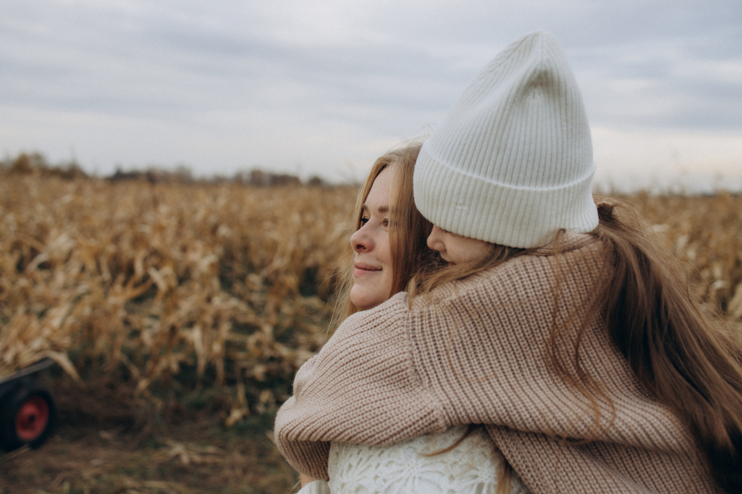Оля, Ксюша и кукуруза. Фотограф Елена Рябцева