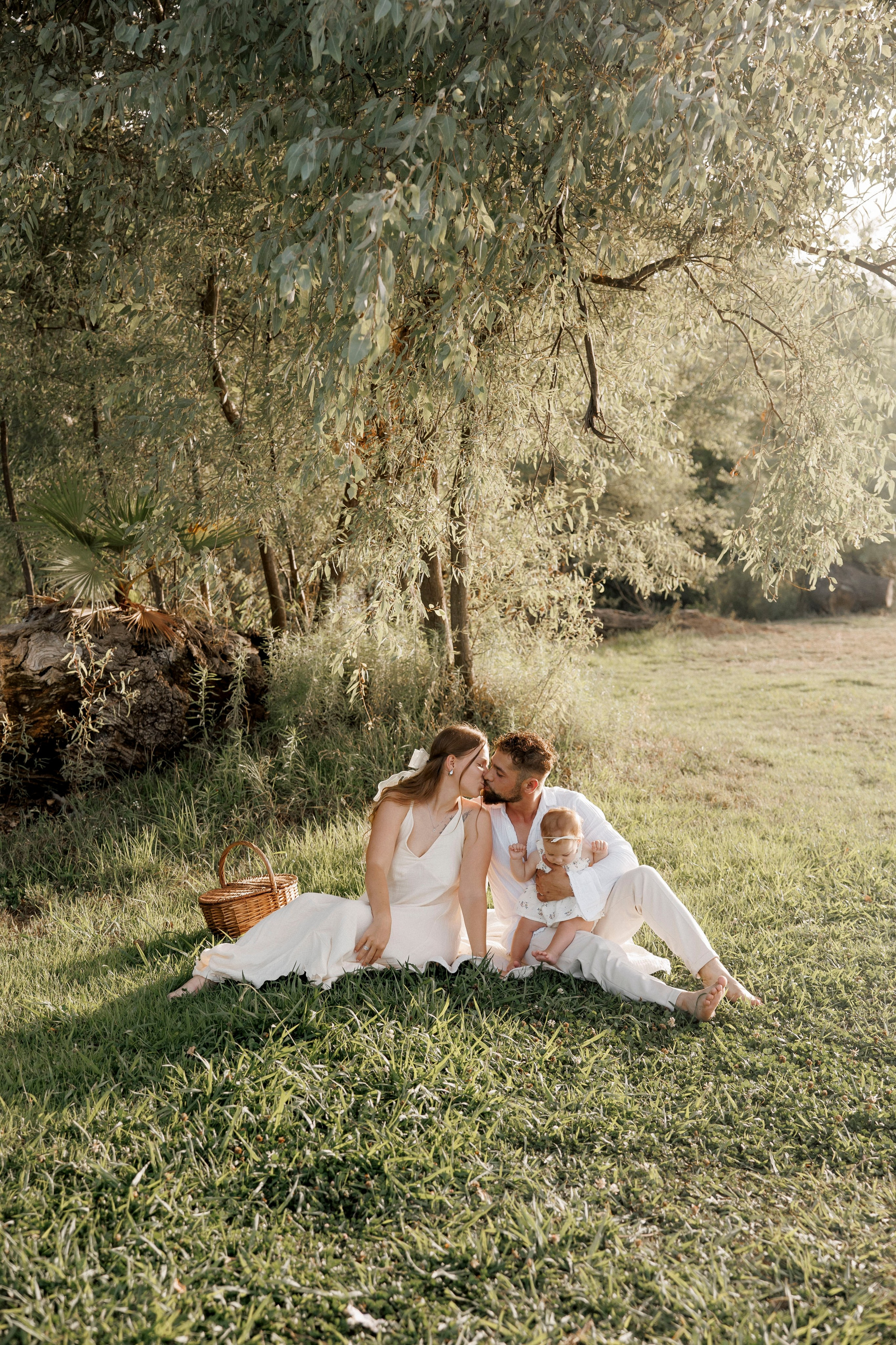Family photoshoot inside the park. Главная