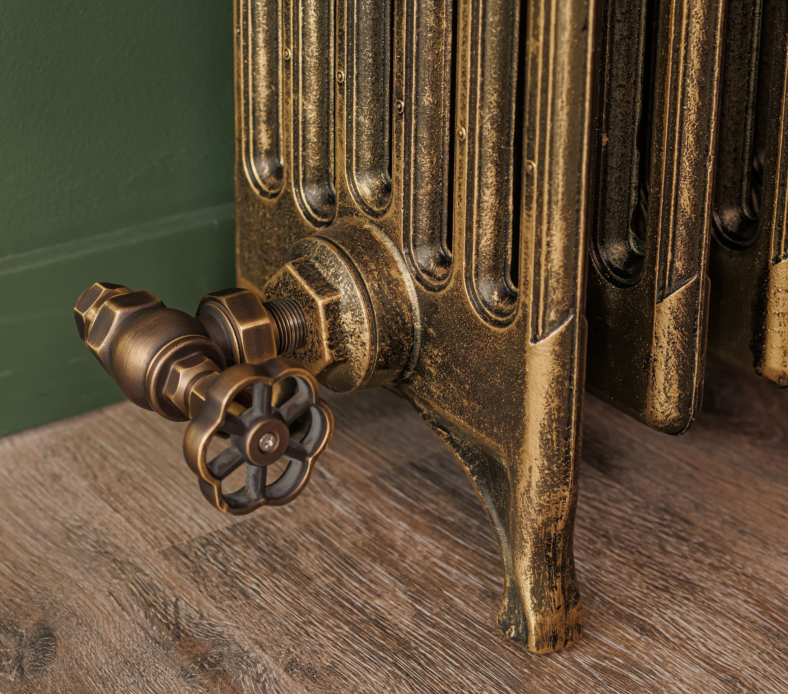 Предметные фотографии дизайнерских радиаторов отопления в стиле ретро