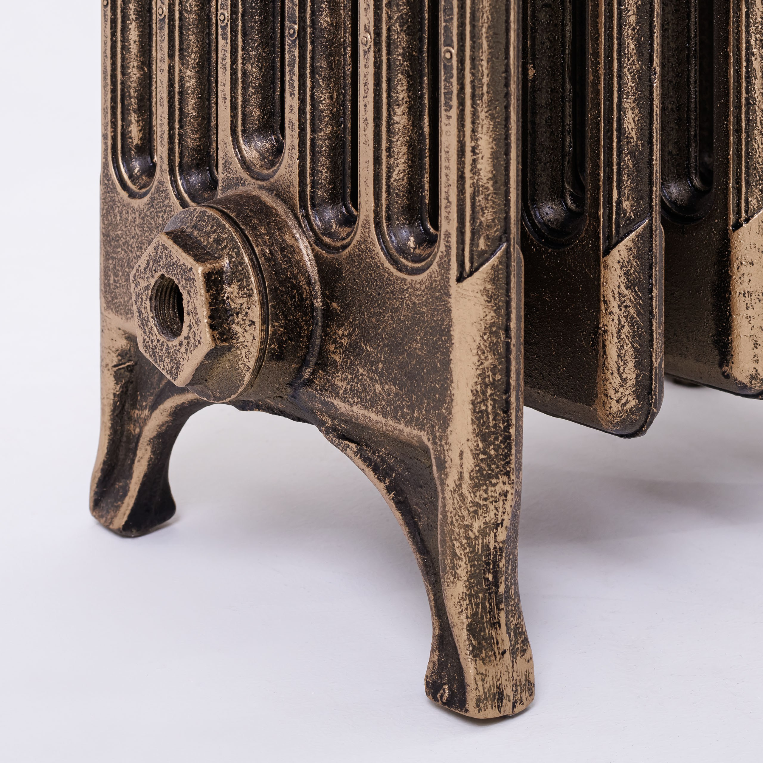 Предметные фотографии дизайнерских радиаторов отопления в стиле ретро