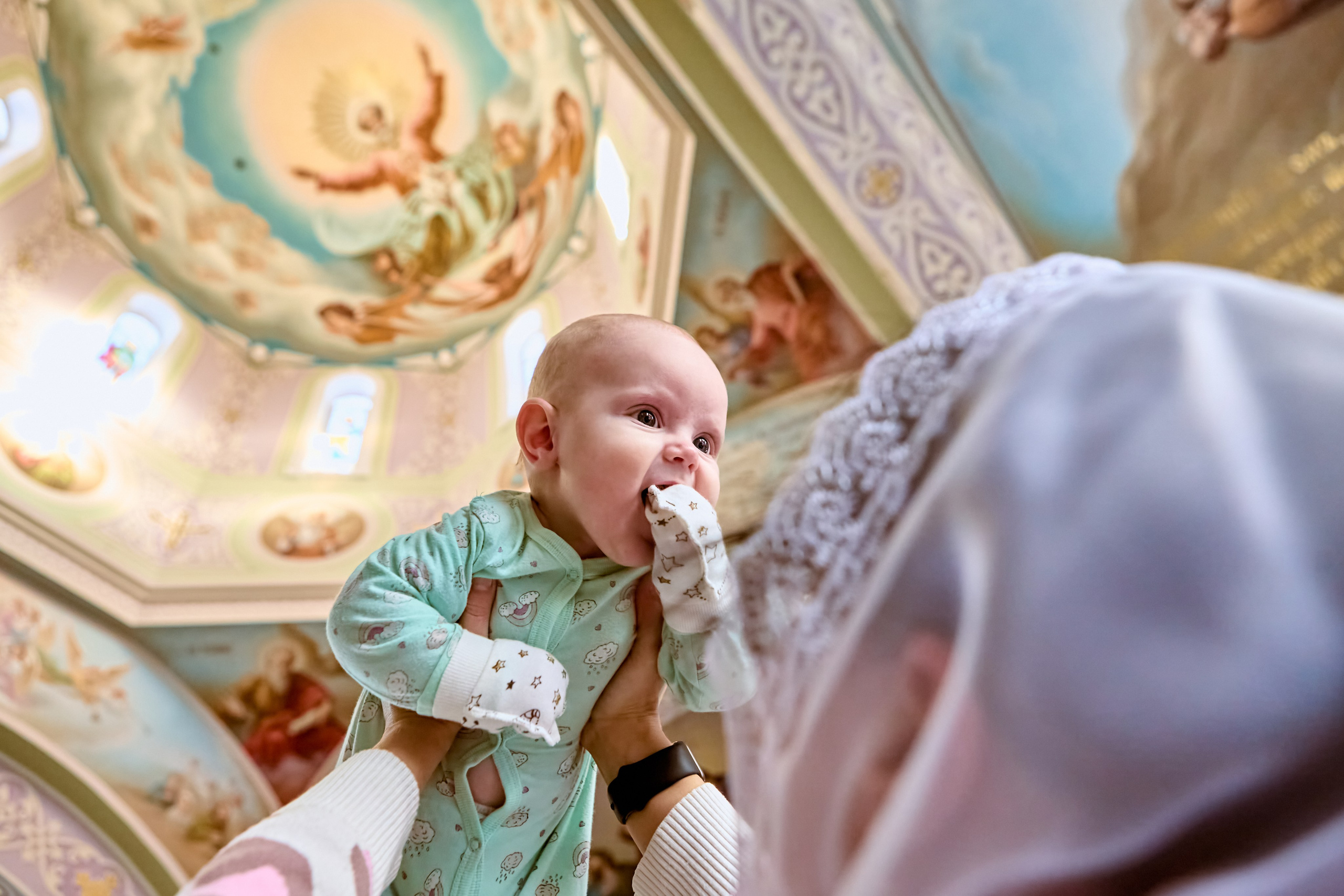 Фотосессия на таинство Крещения Дзержинск, Младенец вверху над головой у крестной мамы
