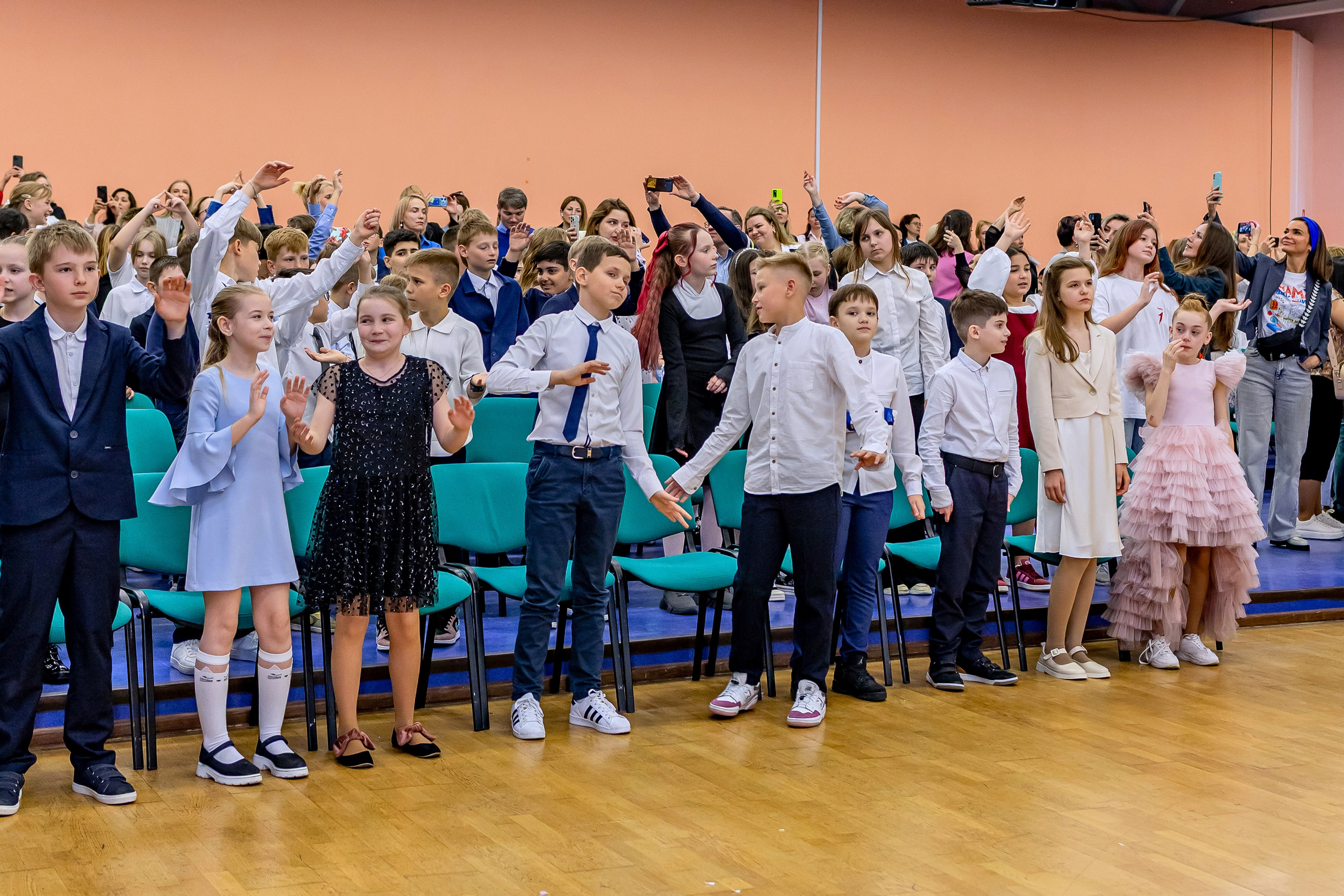 Выпускной праздник в начальной школе. Фотограф и видеограф Москва. Свадебный фотограф, видеограф. Выпускные альбомы. Оживающие альбомы