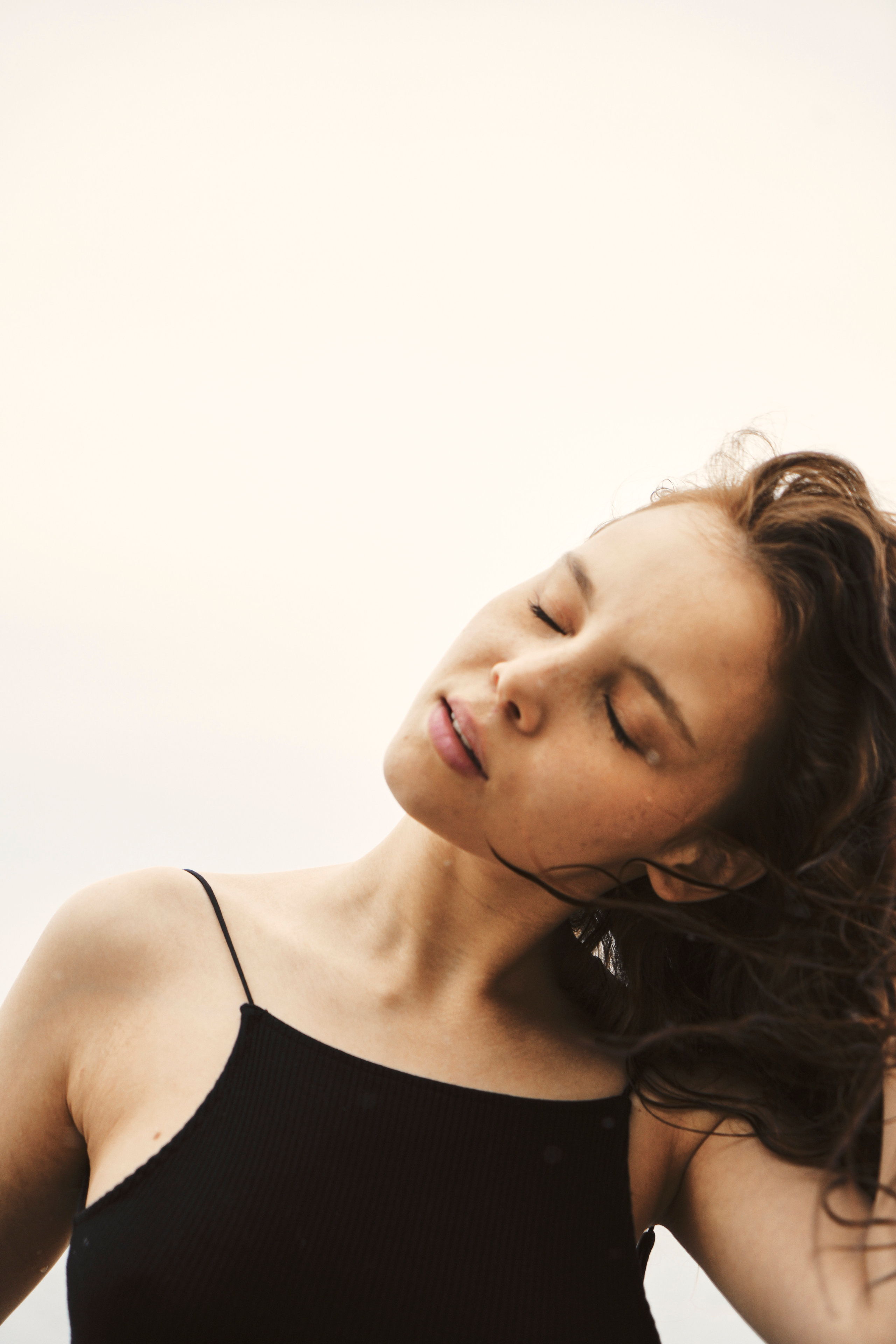 Амина фотосессия скала у моря. Видеограф фотограф Новороссийск Анапа Геленджик