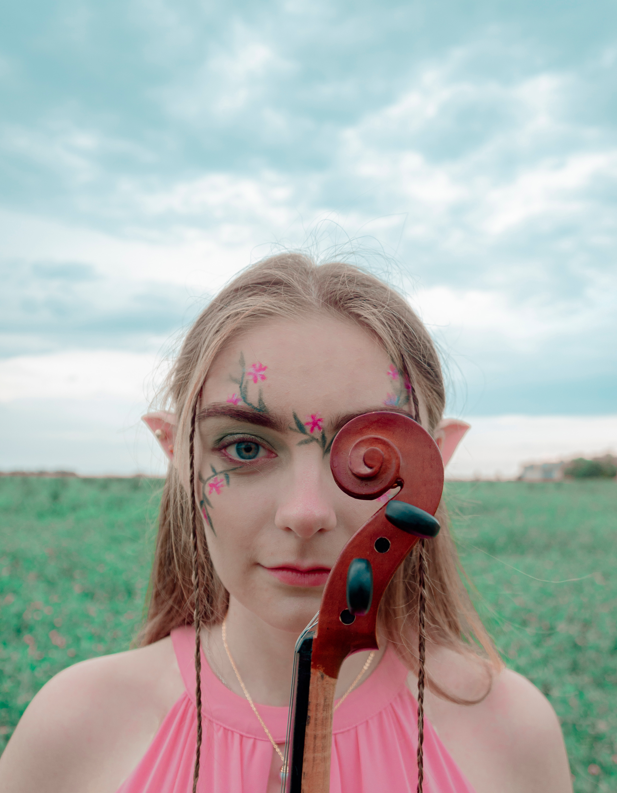 The elf whith the violin. Photographer Barcelona