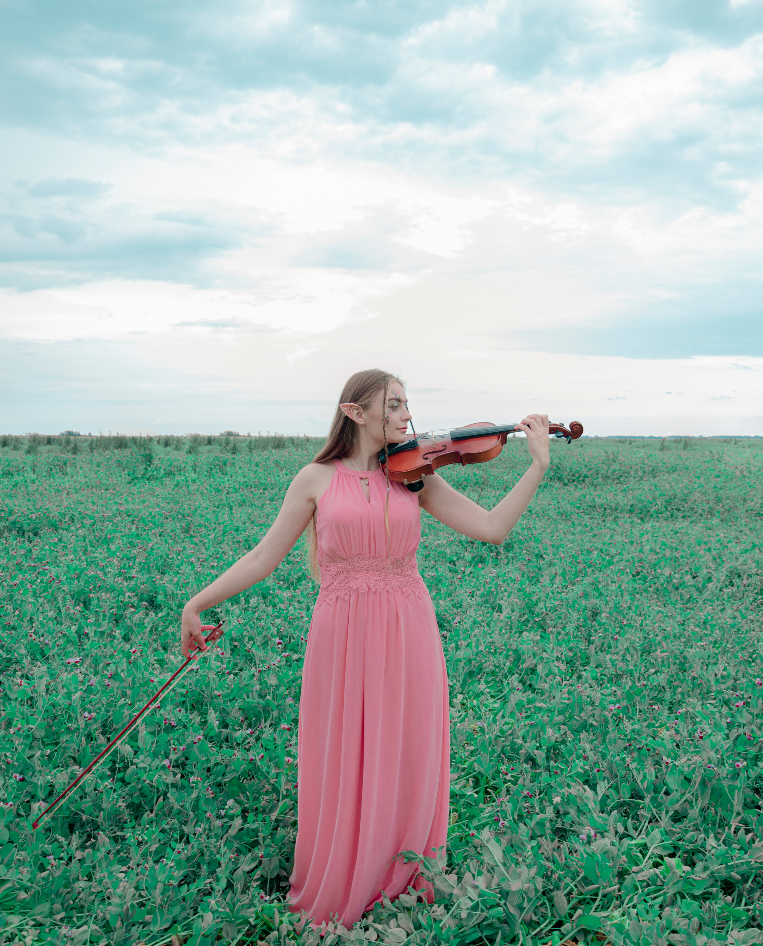The elf whith the violin. Photographer Barcelona