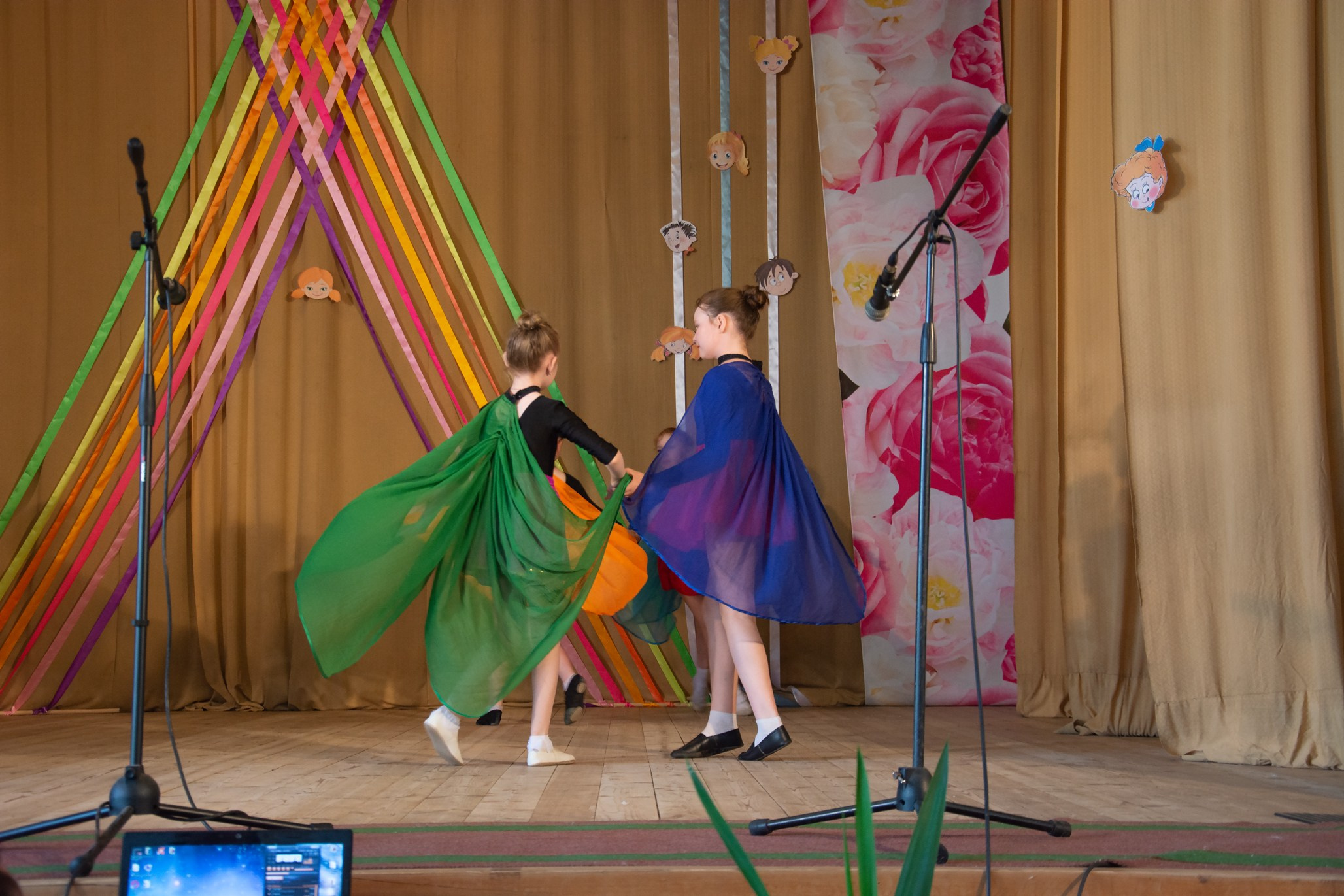 Дети танцуют на сцене
