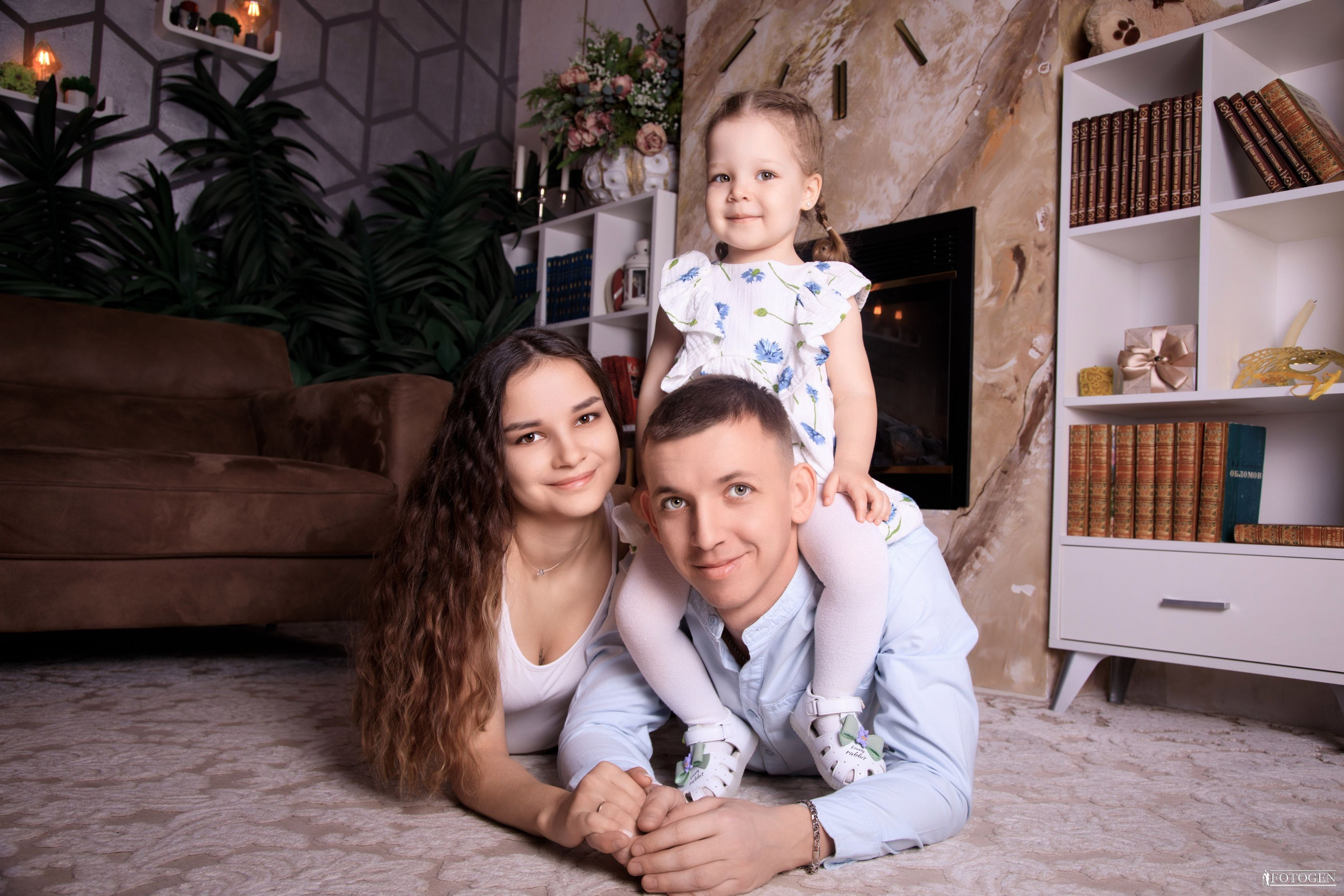 Семейная фотосессия: мама, папа и малыш | Портфолио Fotogen. Интерьерная фотостудия FOTOGEN г. Краснодар