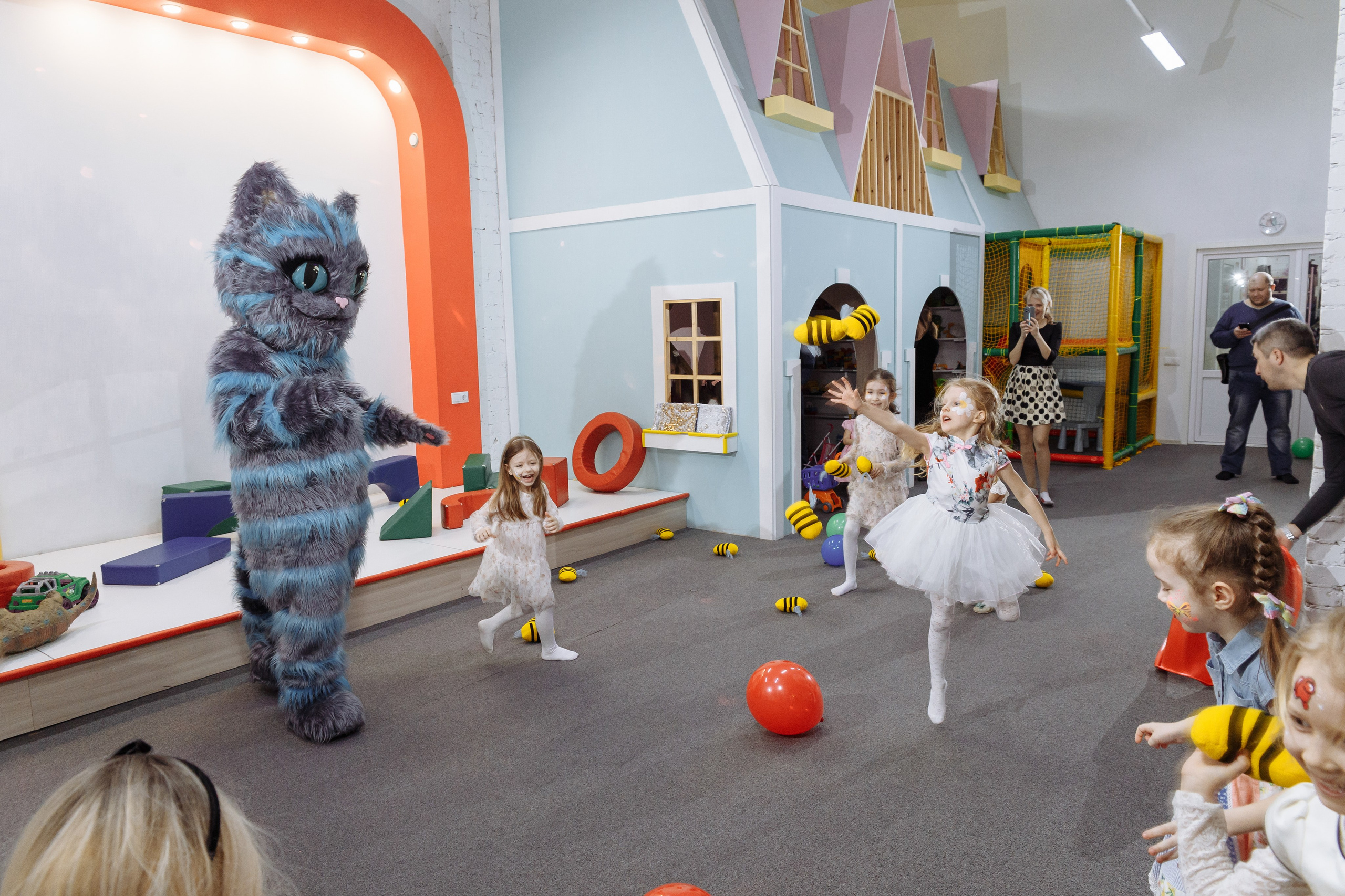 Олеся празднует свое 6 летие в компании Алисы, Чеширского кота и друзей. Событийный фотограф Максим Бескоровайновнов