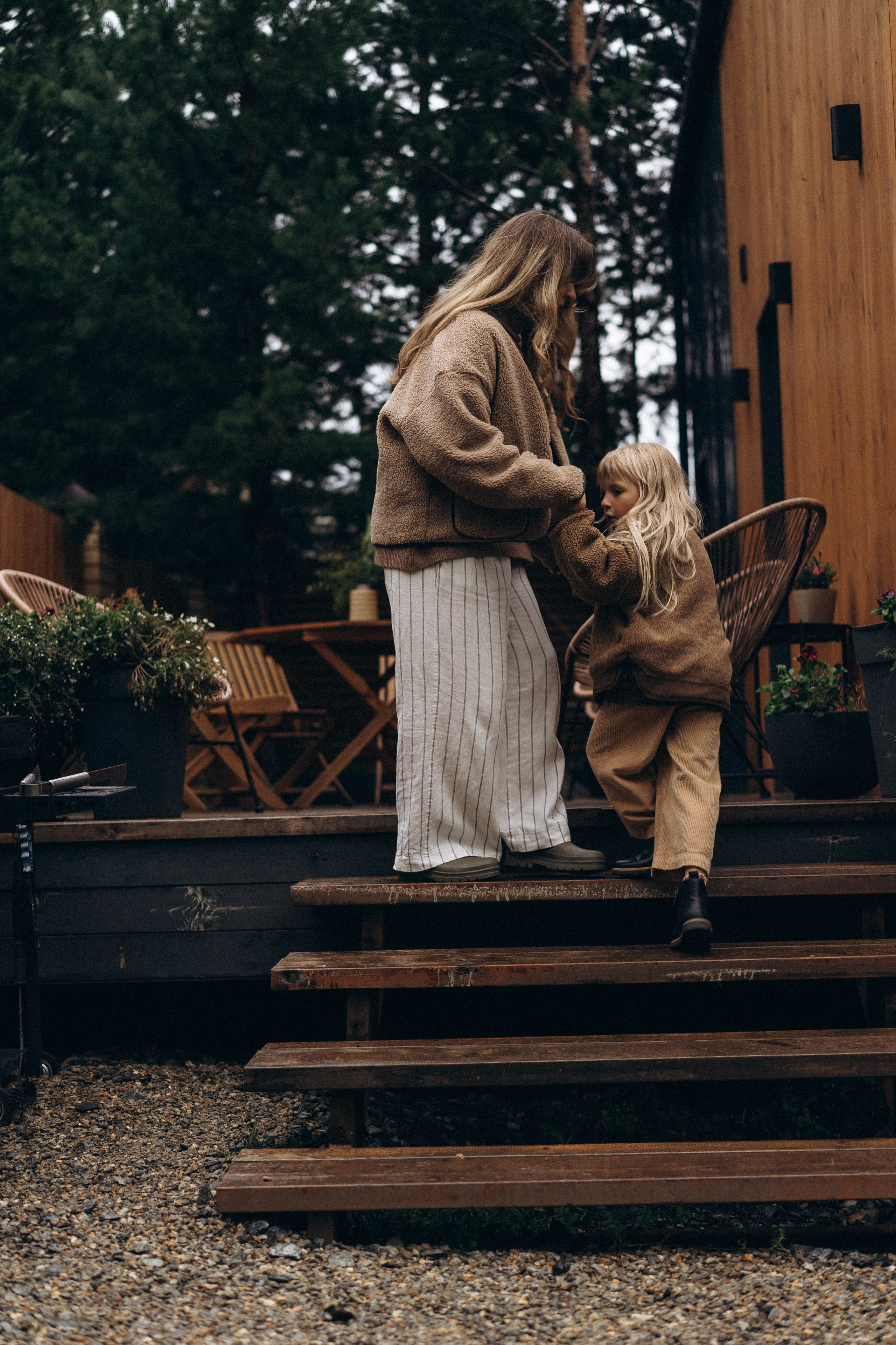 Фотосессия у дома во дворе мама и дочка. Фотограф Екатеринбург Кокшарова Александра