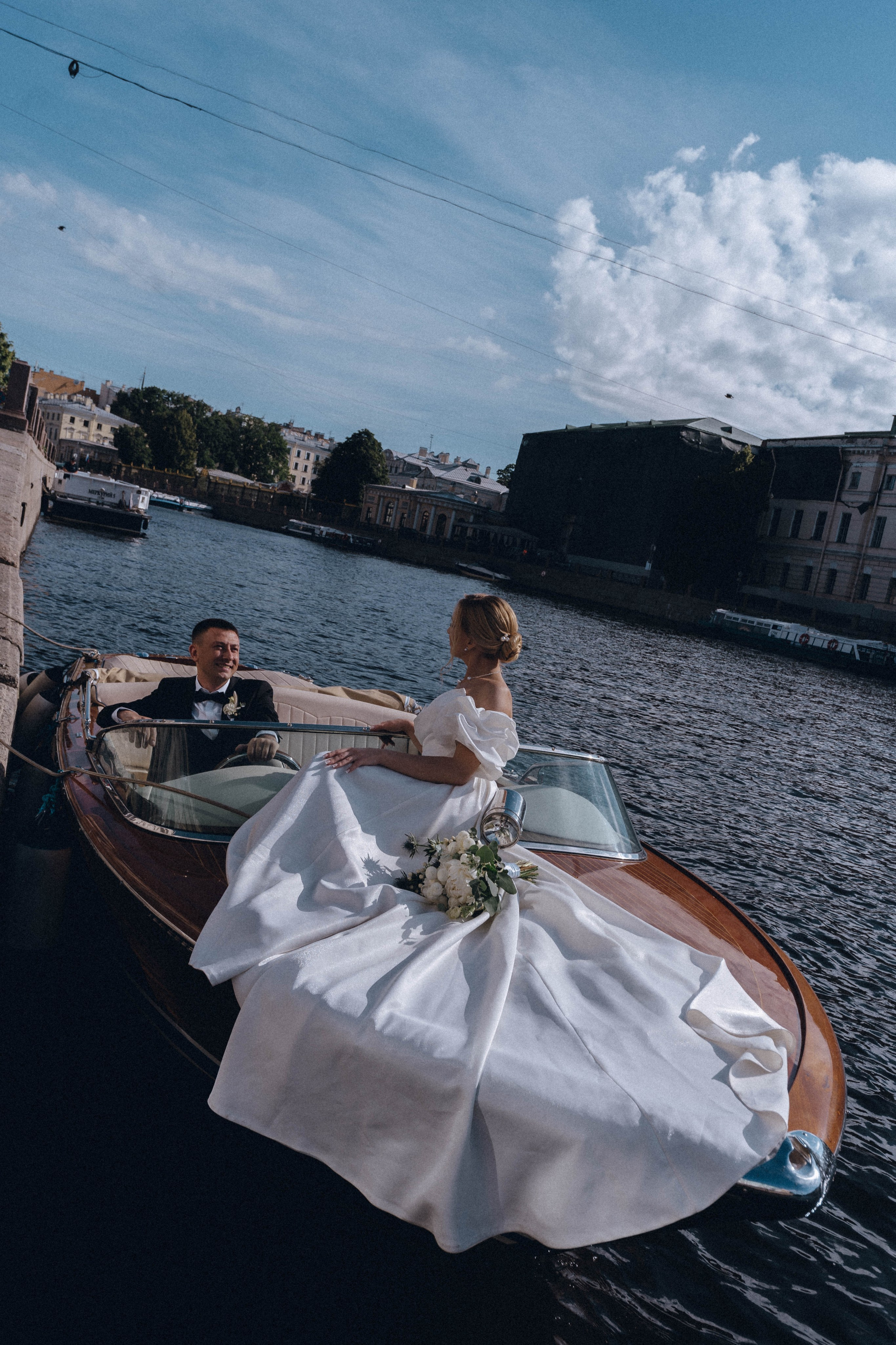 СВАДЕНБНАЯ СЬЕМКА НА КАТЕРЕ ПО КАНАЛАМ САНКТ-ПЕТЕРБУРГА И В АКВАТОРИИ НЕВЫ. Профессиональный фотограф, Санкт-Петербург — Виктория Богомолова