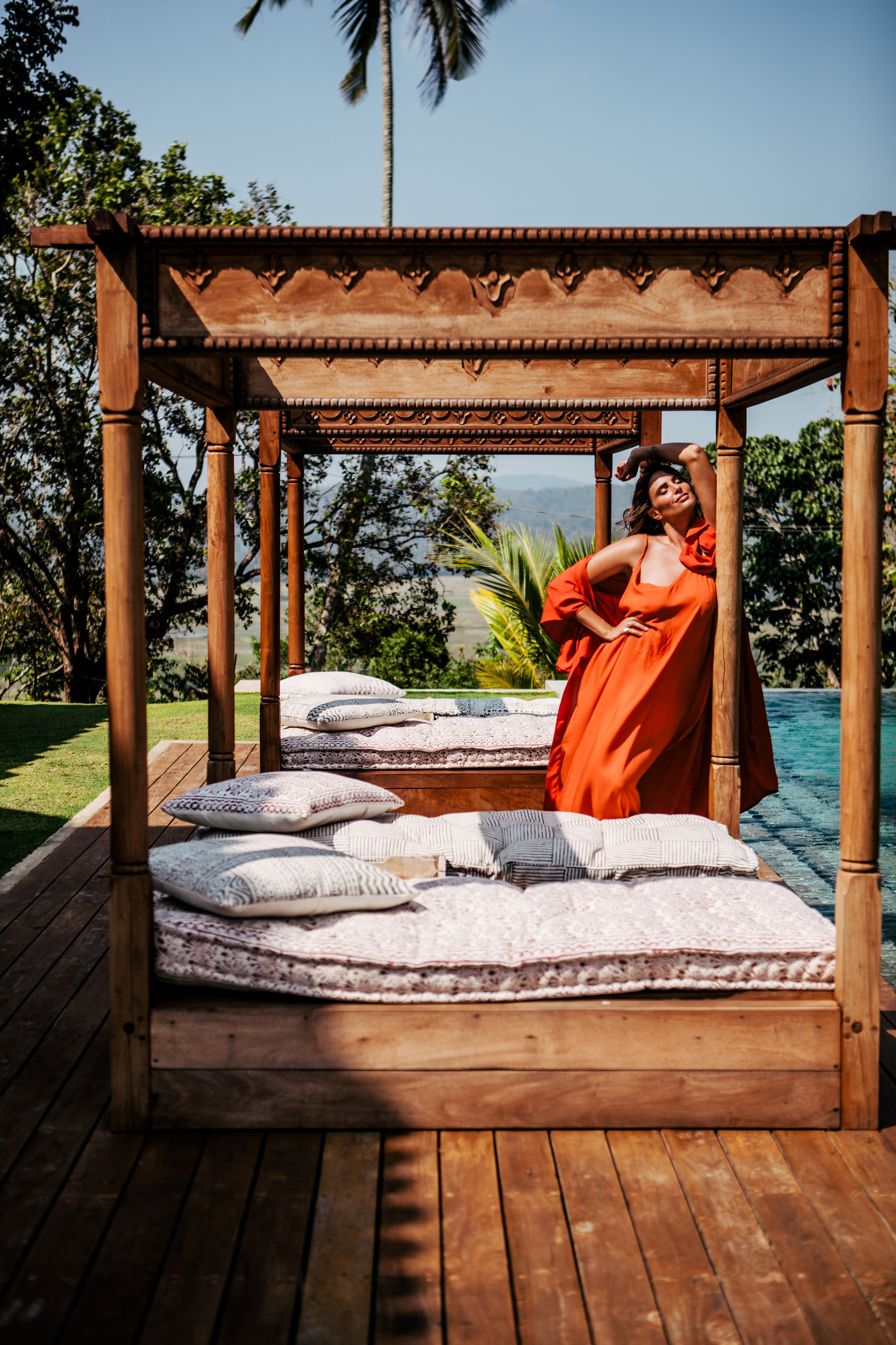 Девушка в красном платье в отеле Malabar Hill — Роскошная портретная съемка | Шри-Ланка. Фотограф на Шри-Ланке