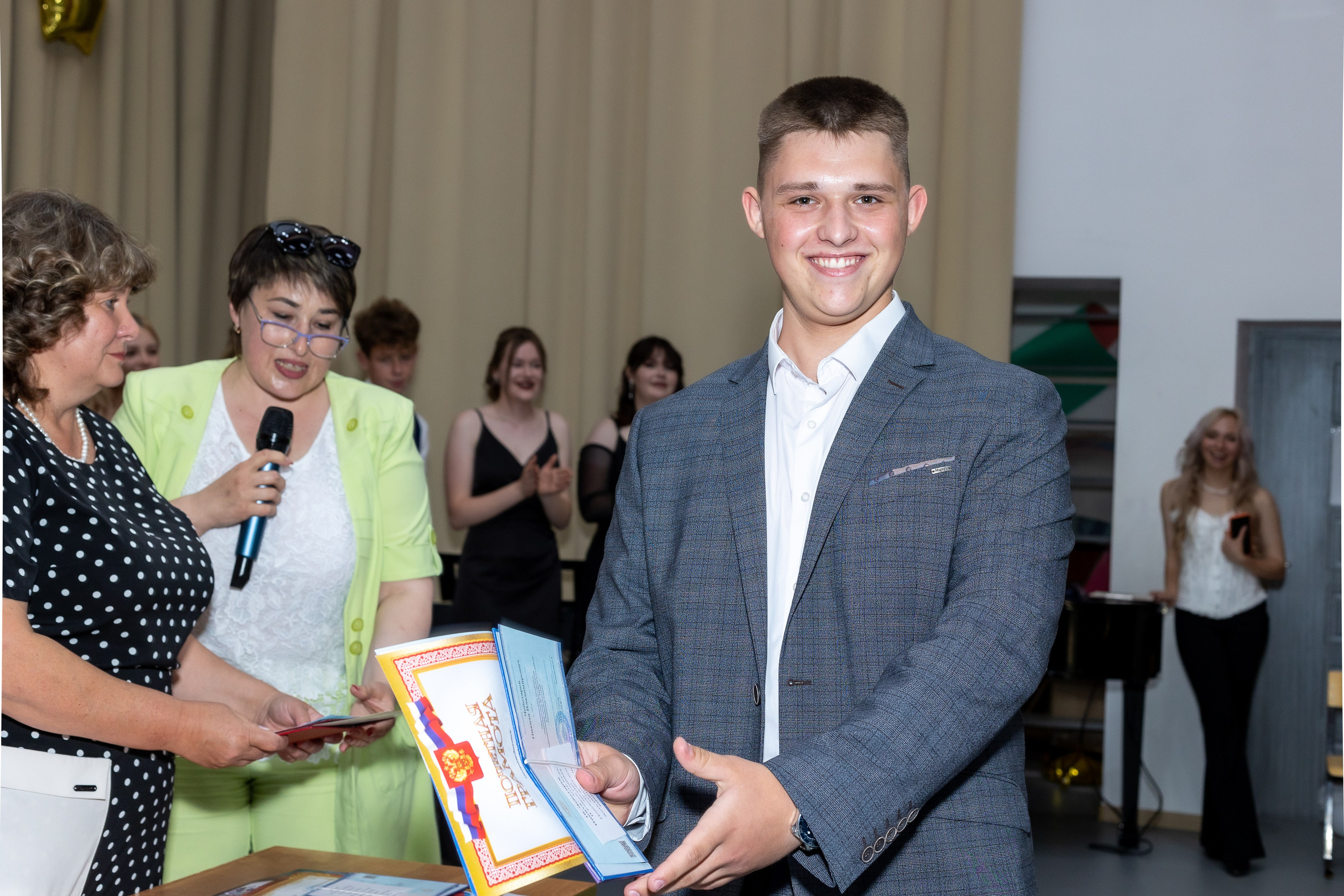 Вручение аттестата 2025. Выпускные альбомы Майкоп, Краснодар Елена Золотарева