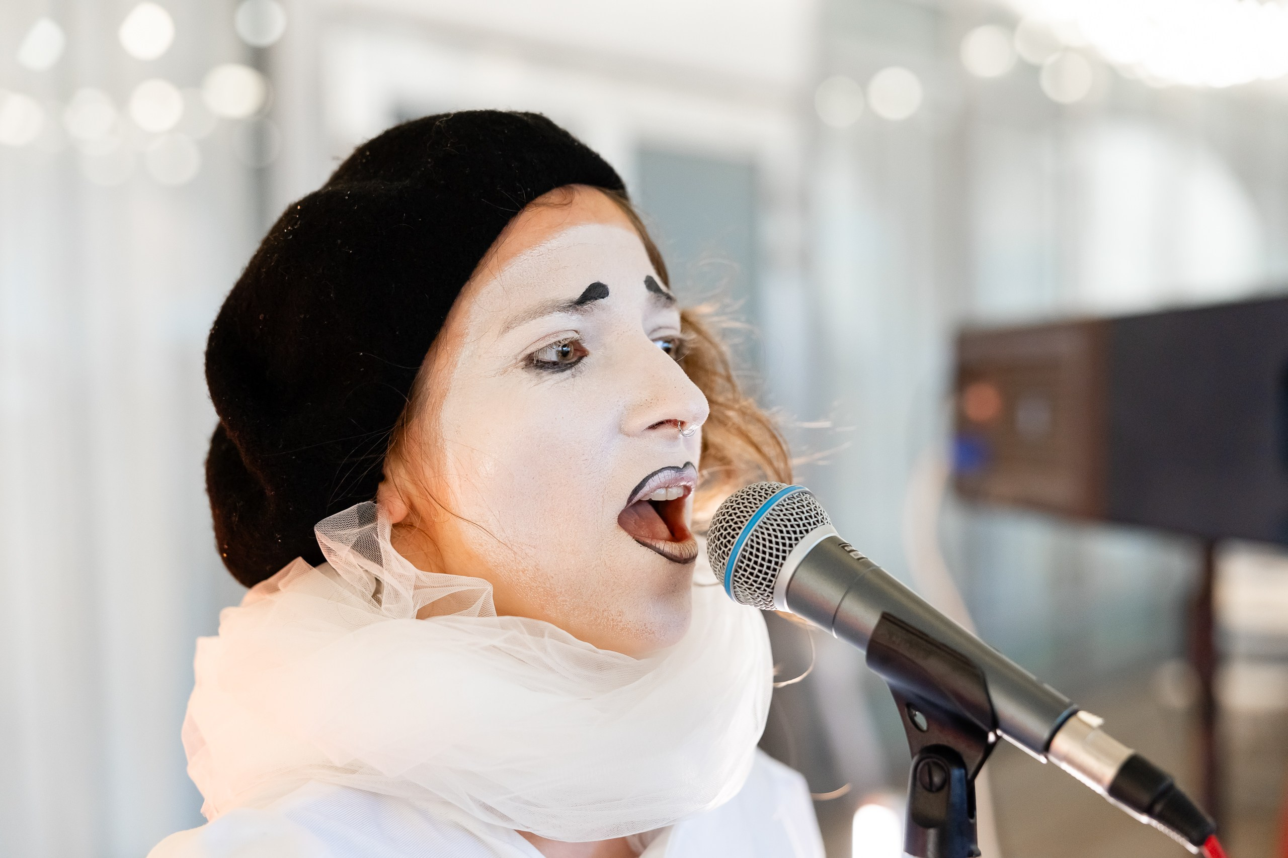 Артист театра у микрофона на сцене