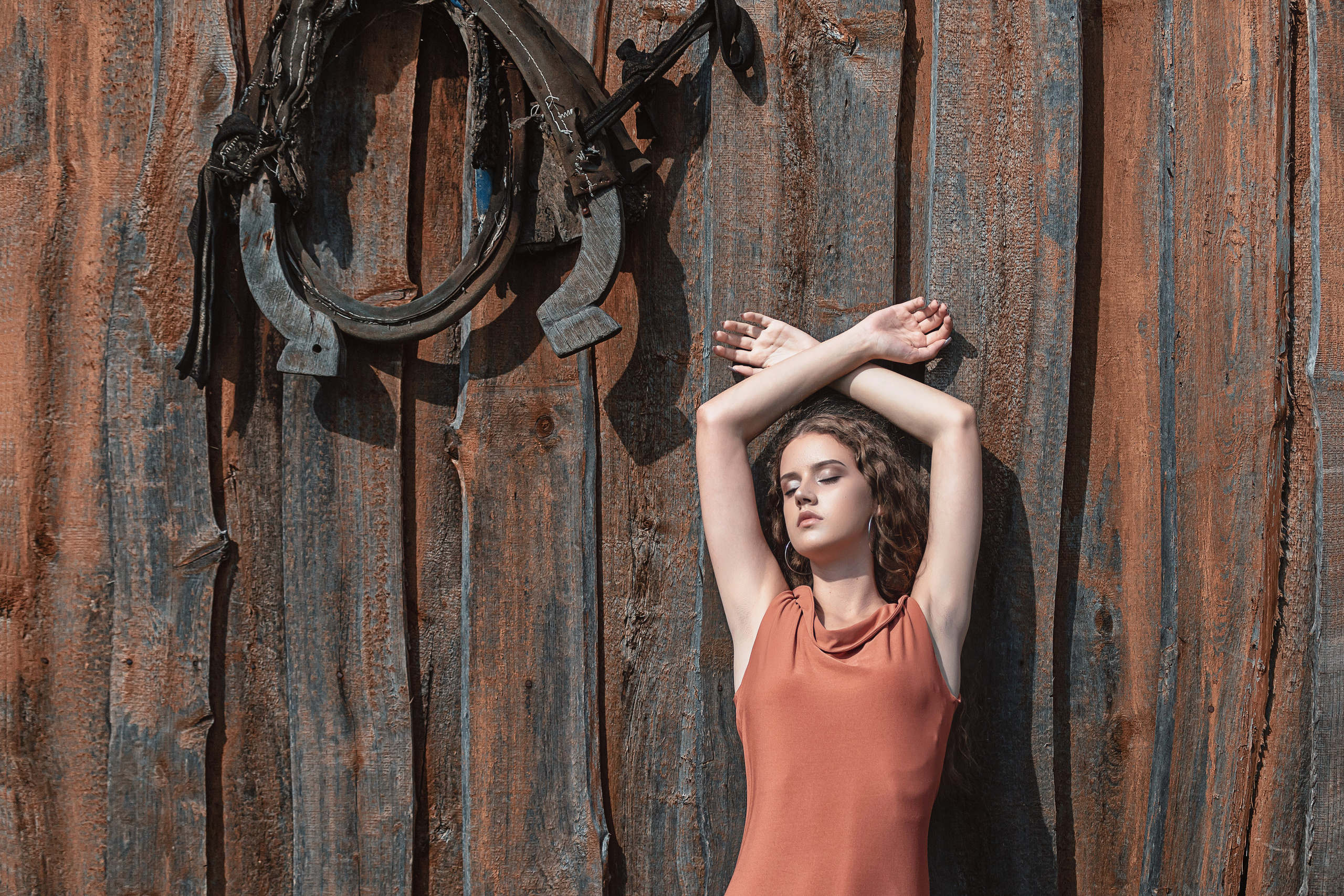 Фотосессия с девушкой в конном клубе Фриз, Малаховцы. Свадебный фотограф в Барановичах Вячеслав Шах-Гусейнов, фотошкола