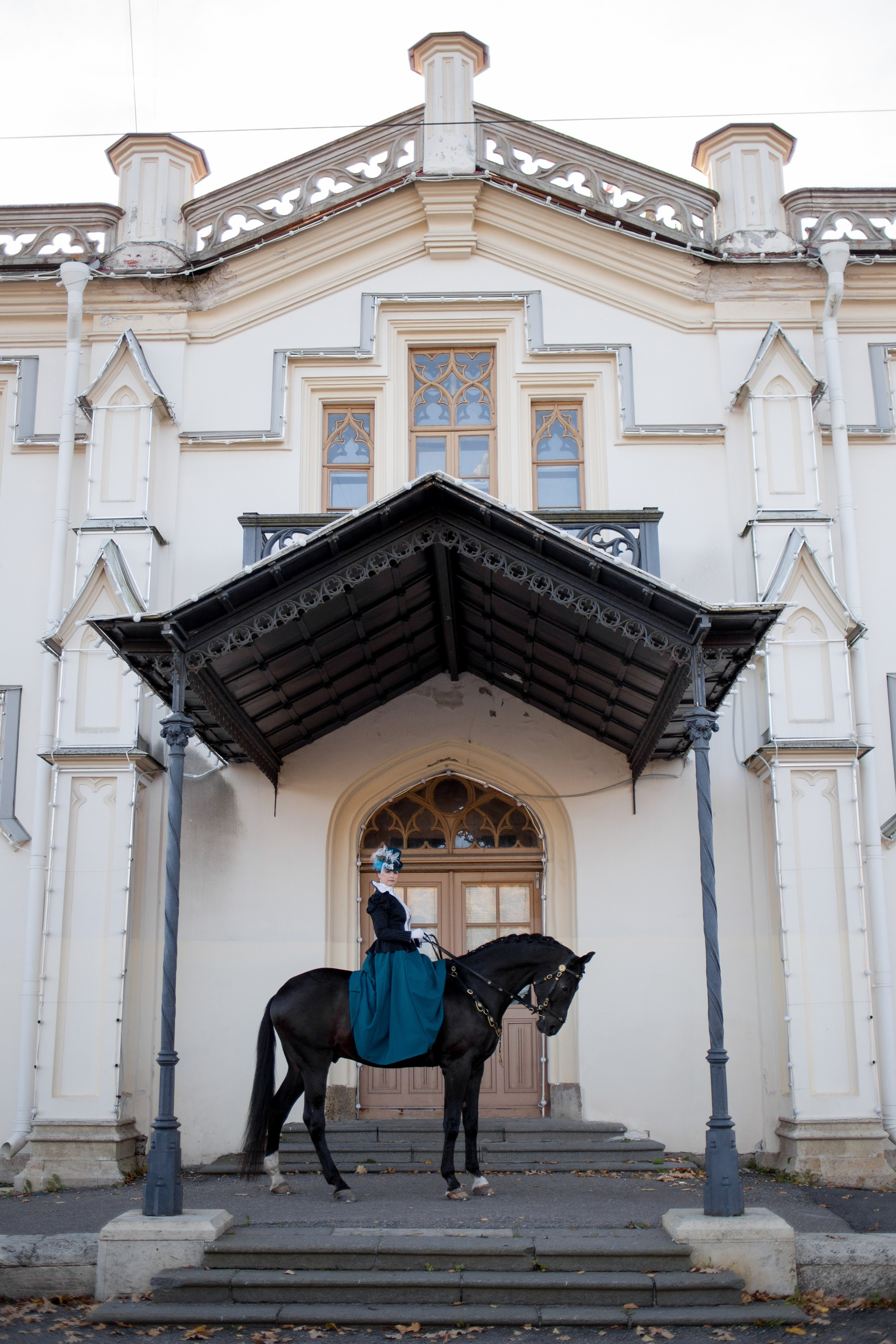 Фотосессия у вокзала с лошадью