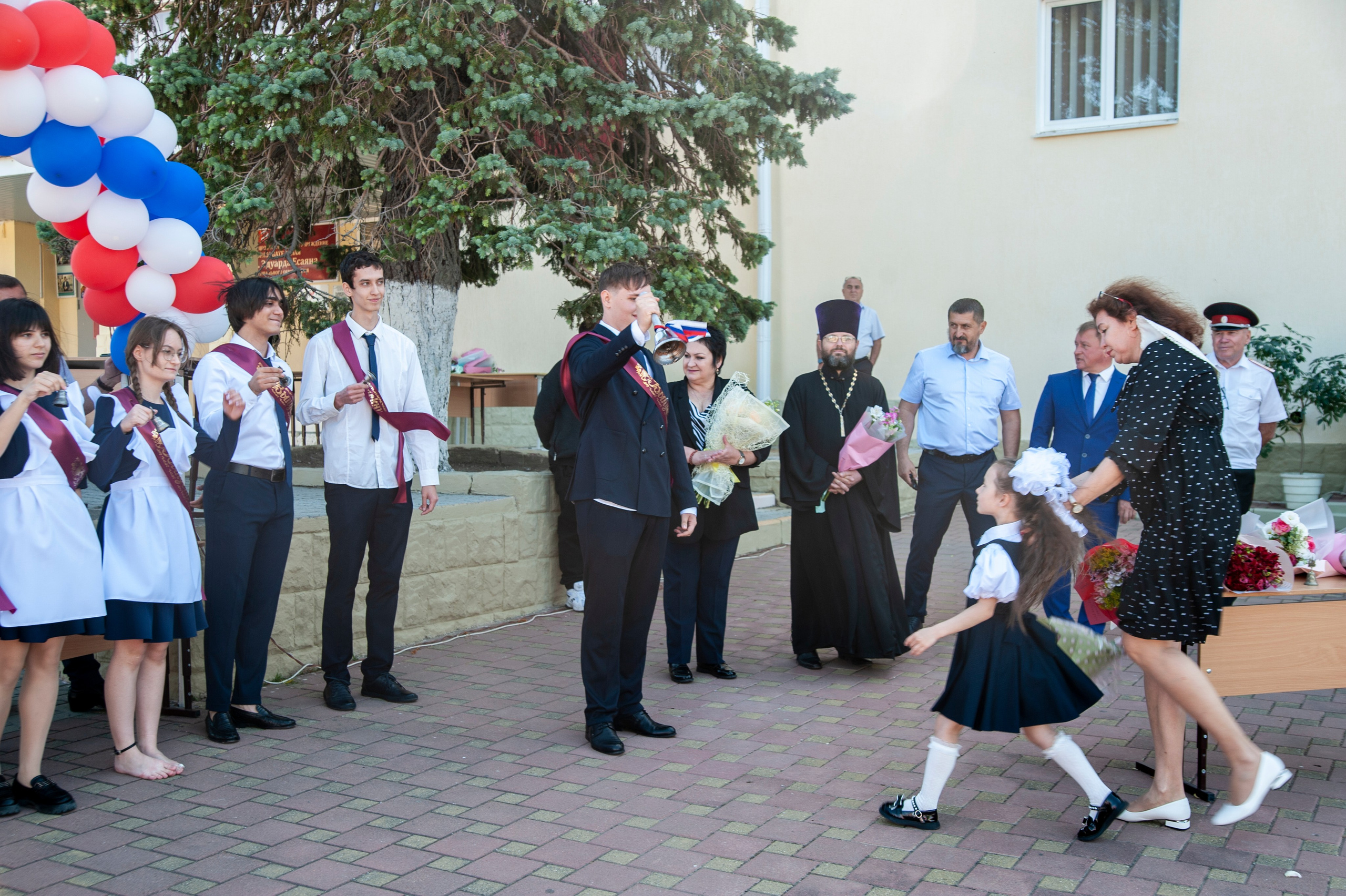 Последний Звонок МАОУ СОШ № 17 им. Эдуарда Есаяна — Архипо-Осиповка. Свадебный и семейный фотограф Денис Лукьянов в Краснодаре, Краснодарском крае и Республике Крым