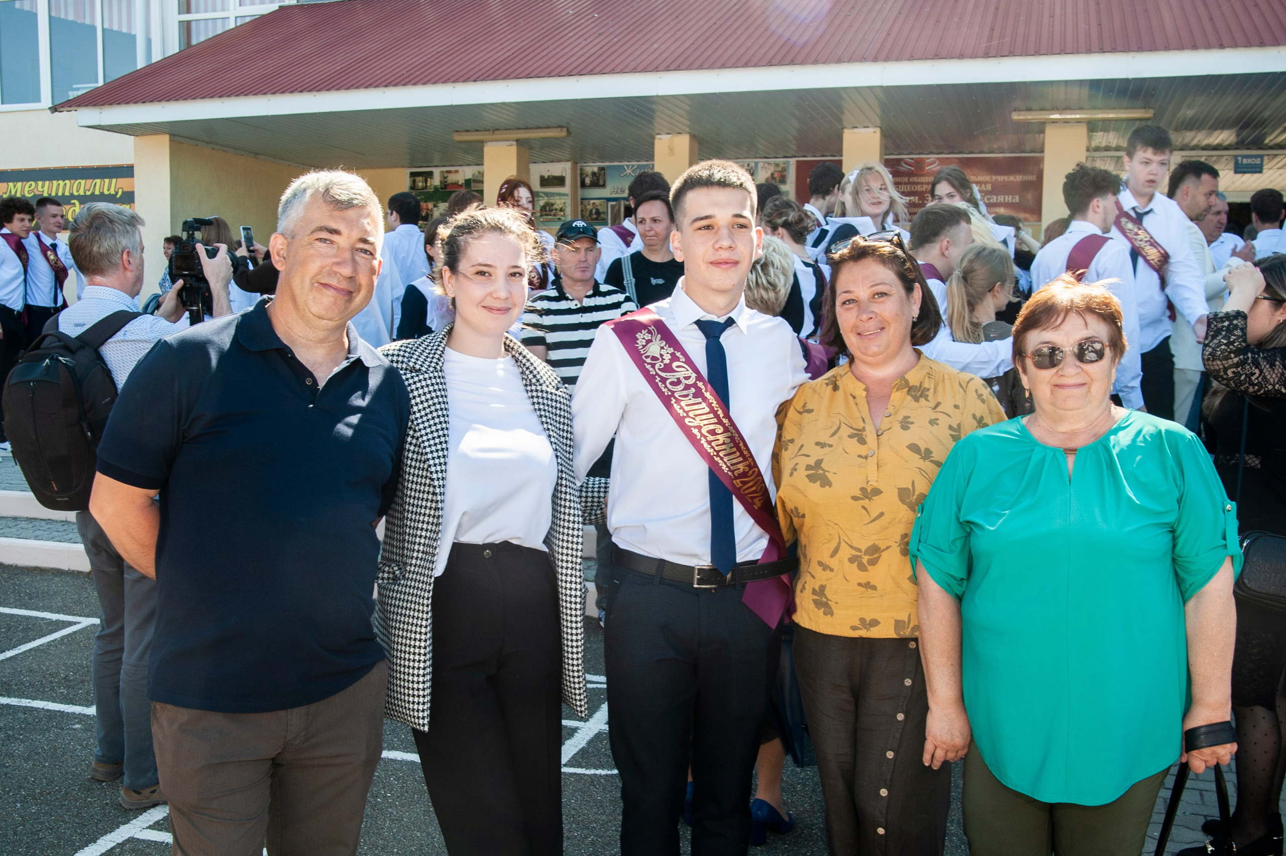 Последний Звонок МАОУ СОШ № 17 им. Эдуарда Есаяна — Архипо-Осиповка. Свадебный и семейный фотограф Денис Лукьянов в Краснодаре, Краснодарском крае и Республике Крым