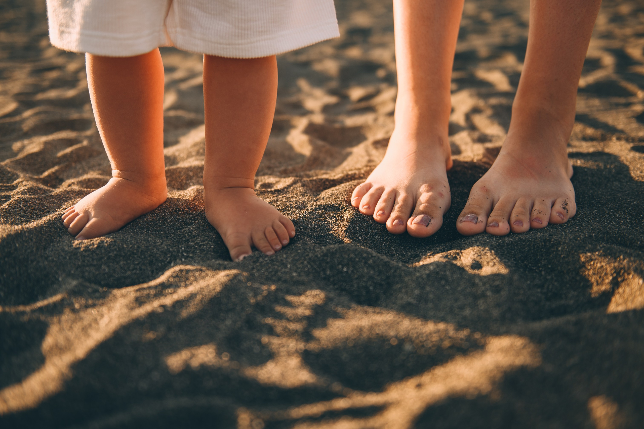 Первое знакомство с морем, мама и малыш. Свадебный и семейный фотограф София Невская