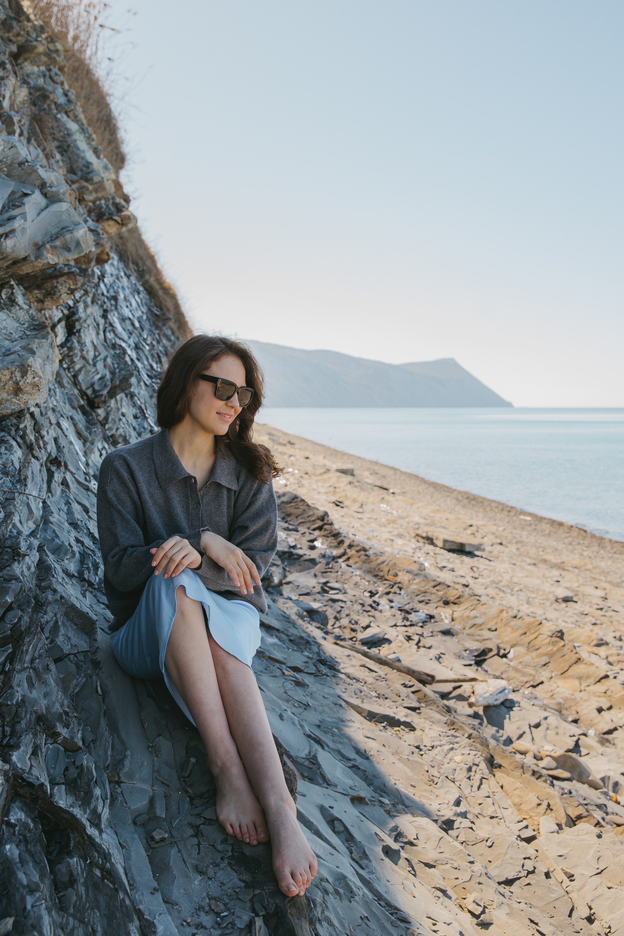 На галечном пляже