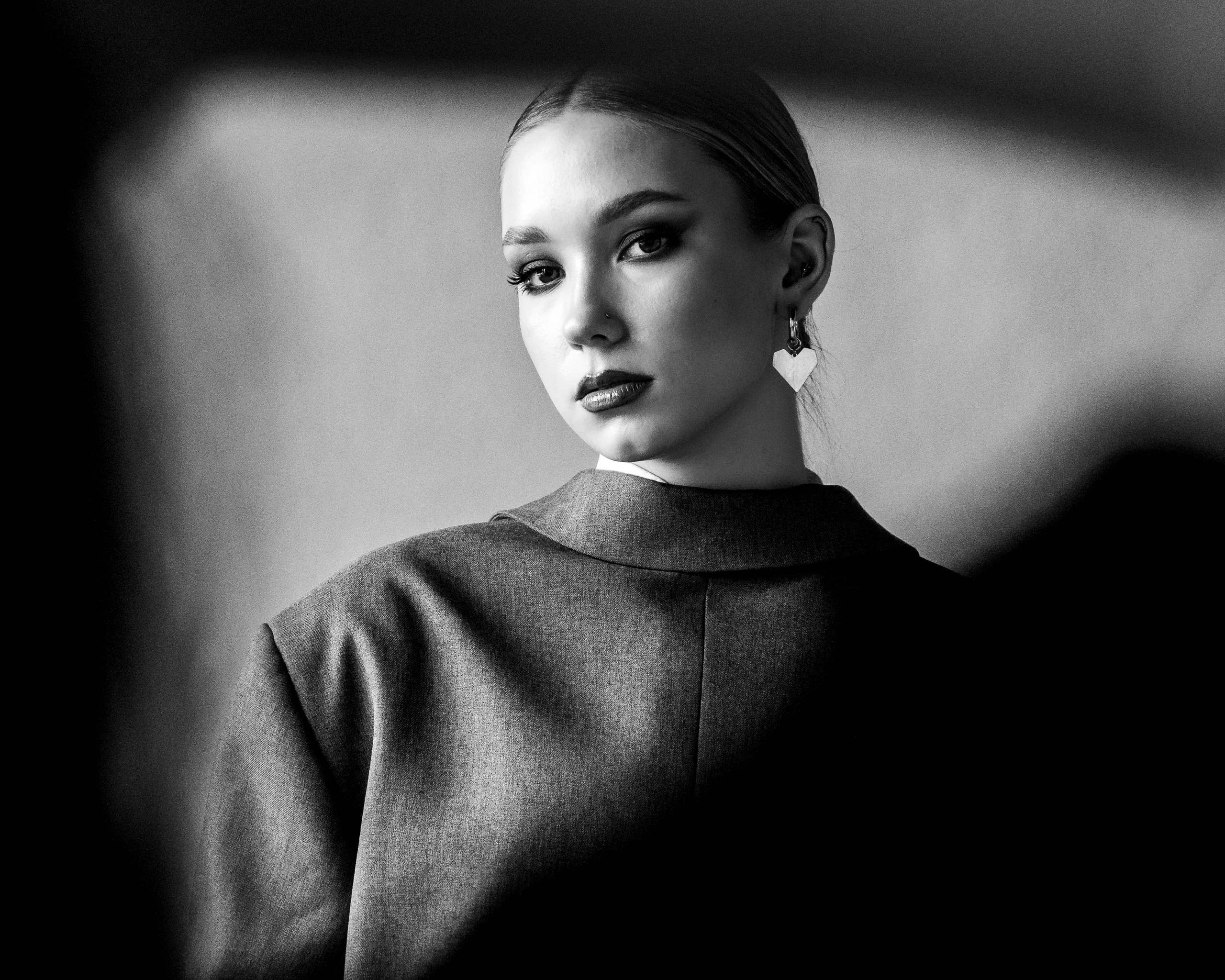 Черно-белая художественная фотография лица крупным планом — авторский стиль