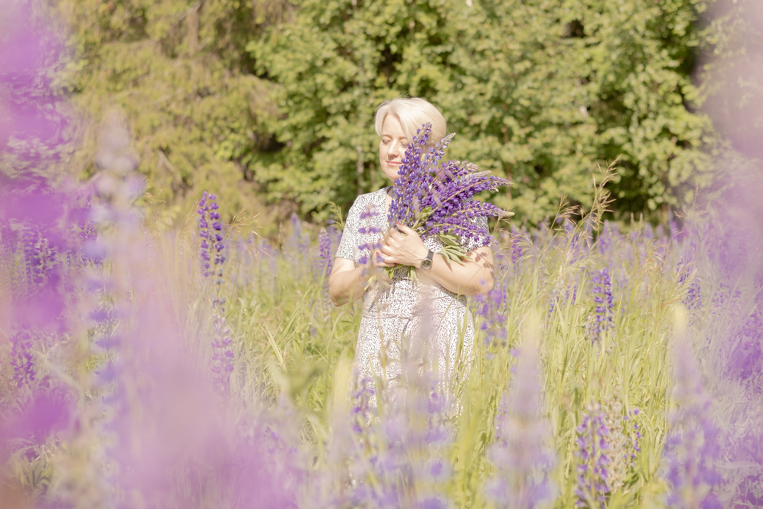 Фотосессия в поле с люпинами