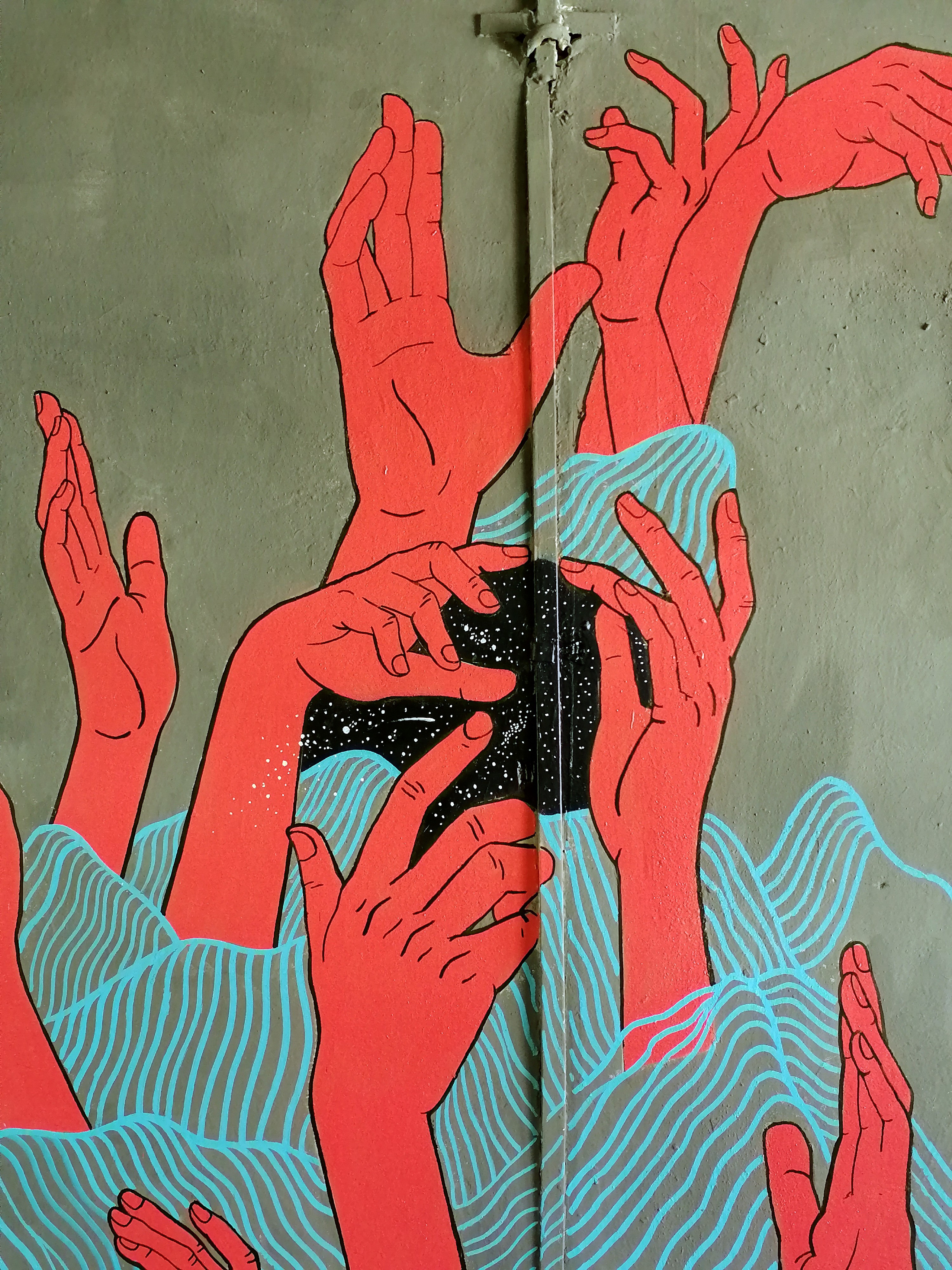 Танцующие красно оранжевые руки открывают портал в космос среди музыкальных волн.