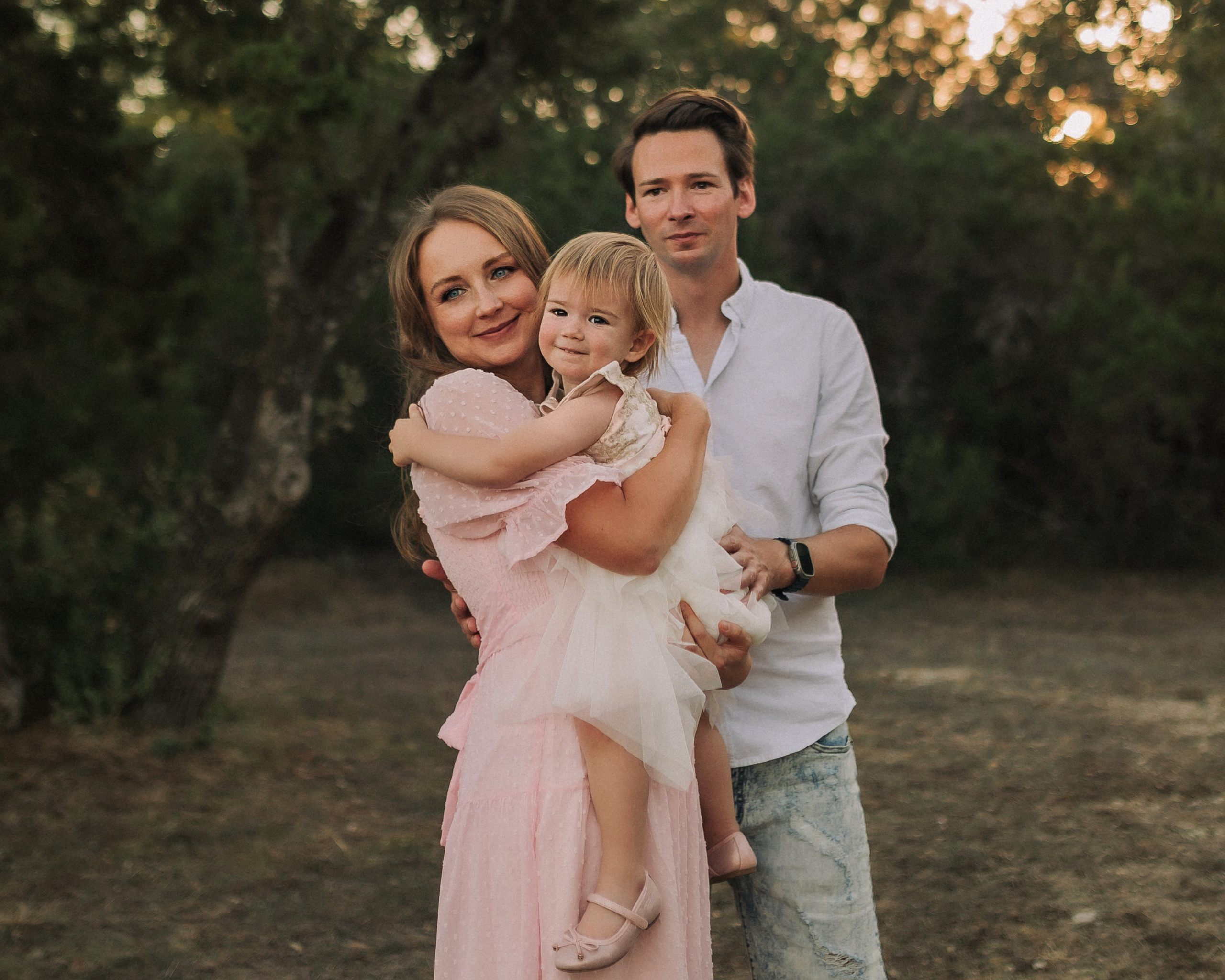 Family snuggles & smiles — cozy family photos