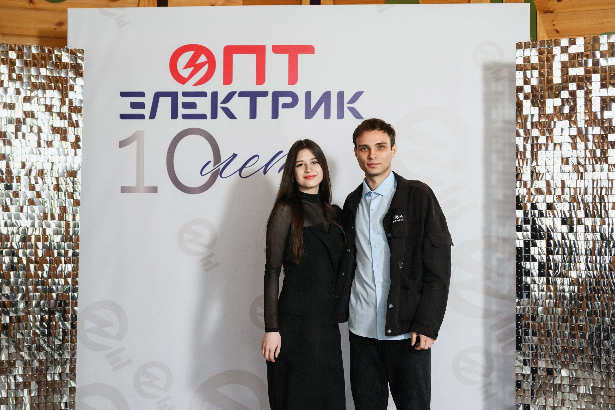 Фотосъемка корпоратива в честь юбилея компании в Петропавловске-Камчатском. Профессиональная съемка празднования юбилея компании в ресторанах Петропавловска-Камчатского. Яркая фотосъемка корпоративного торжества с командой сотрудников. Эмоциональные фотографии с награждения сотрудников и поздравительных речей. Стоимость услуг фотографа на корпоративное мероприятие в Петропавловске-Камчатском.