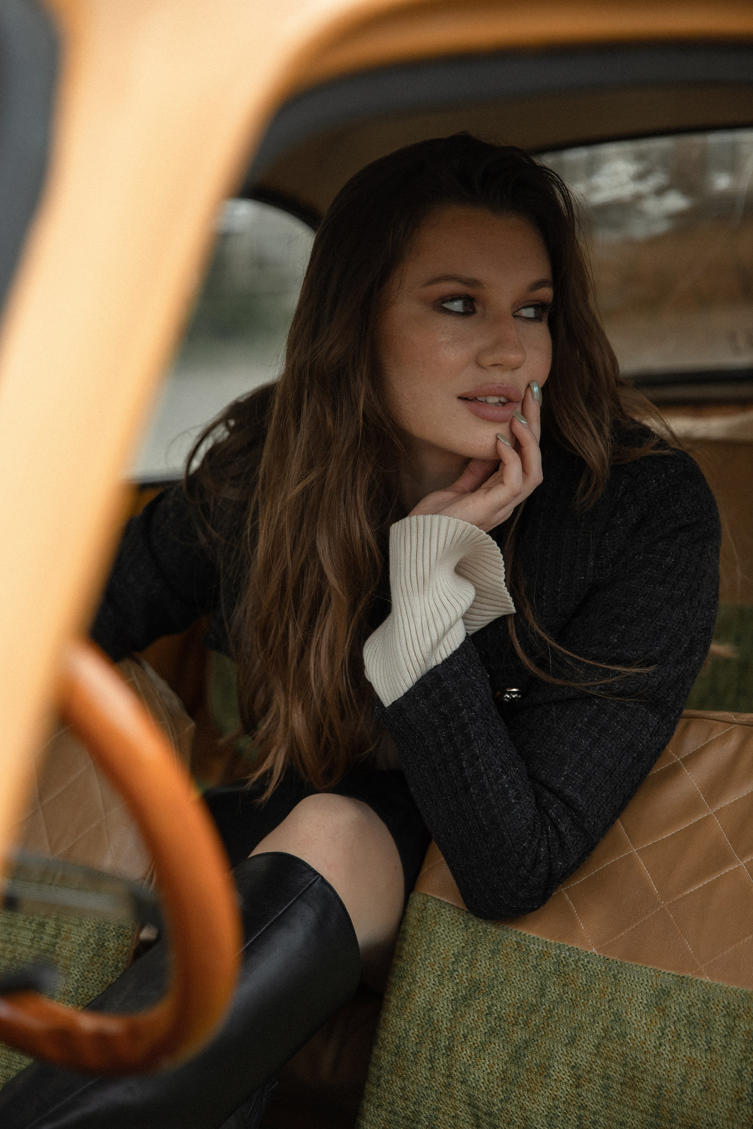 Женская фотосессия с ретро авто. Свадебный фотограф Бакрымова Валентина