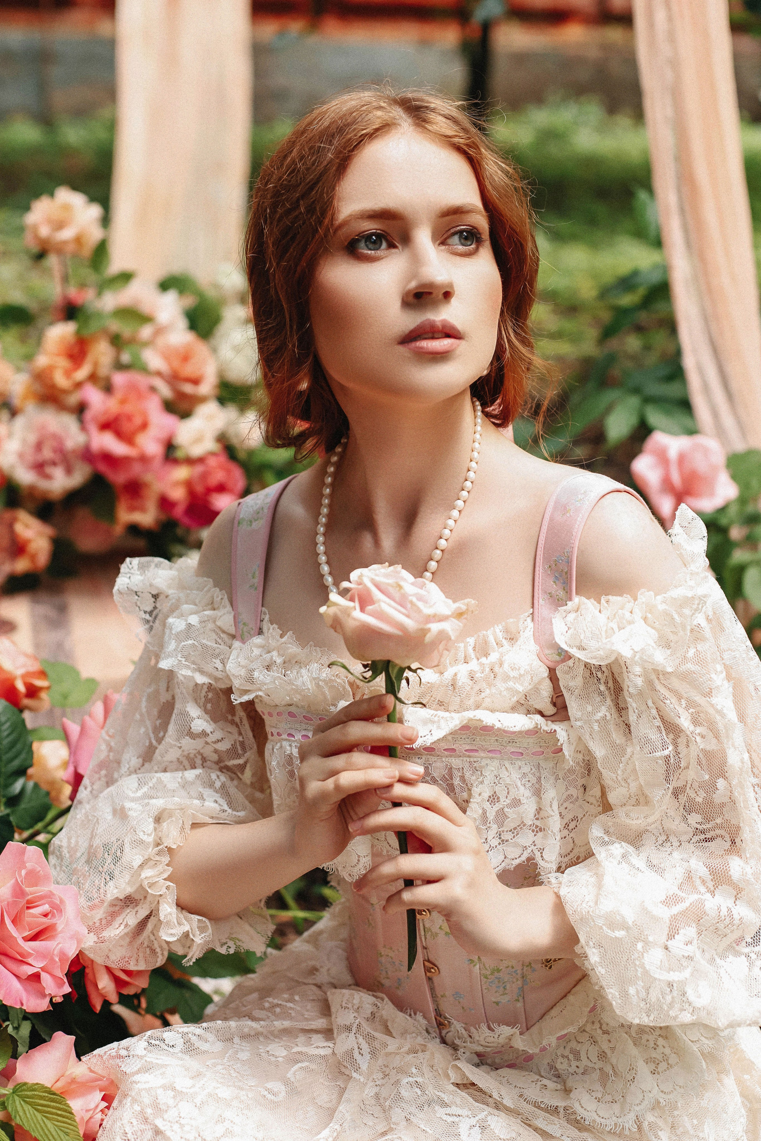 Женская фотосессия с живыми цветами в Москве. Свадебный и семейный фотограф в Москве