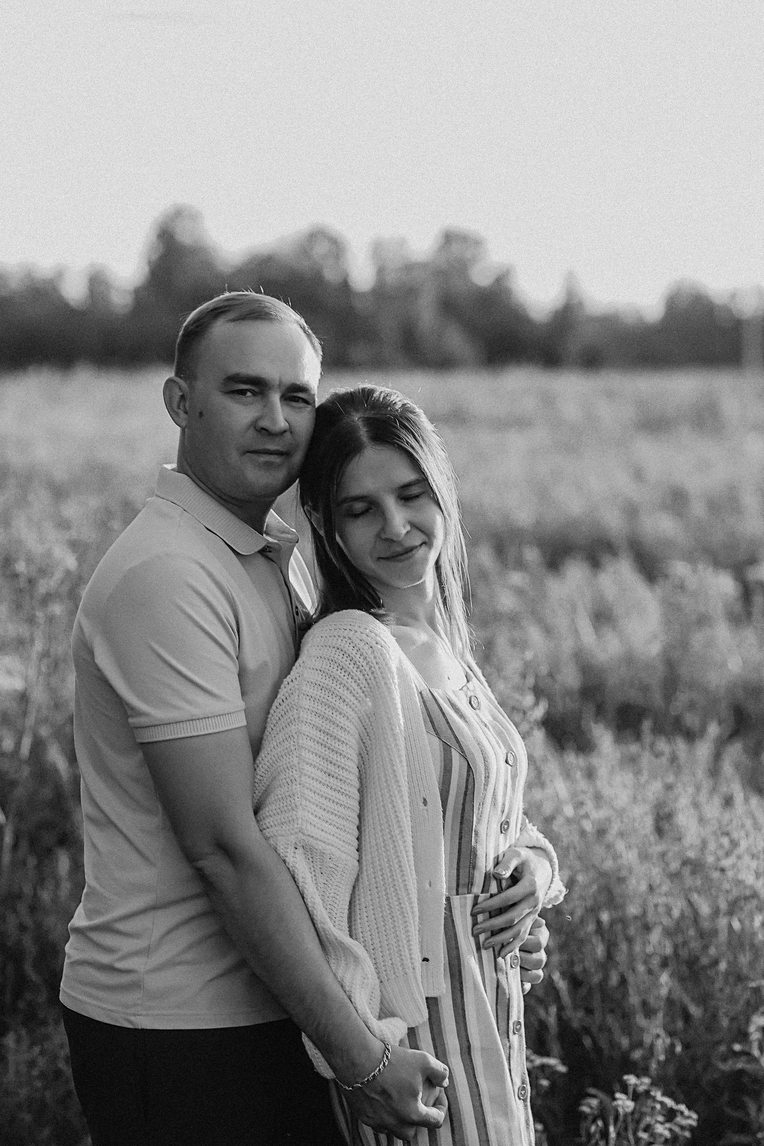 Поле love story на закате. Семейный фотограф Тюмень, фотограф на роды Салмина Мария