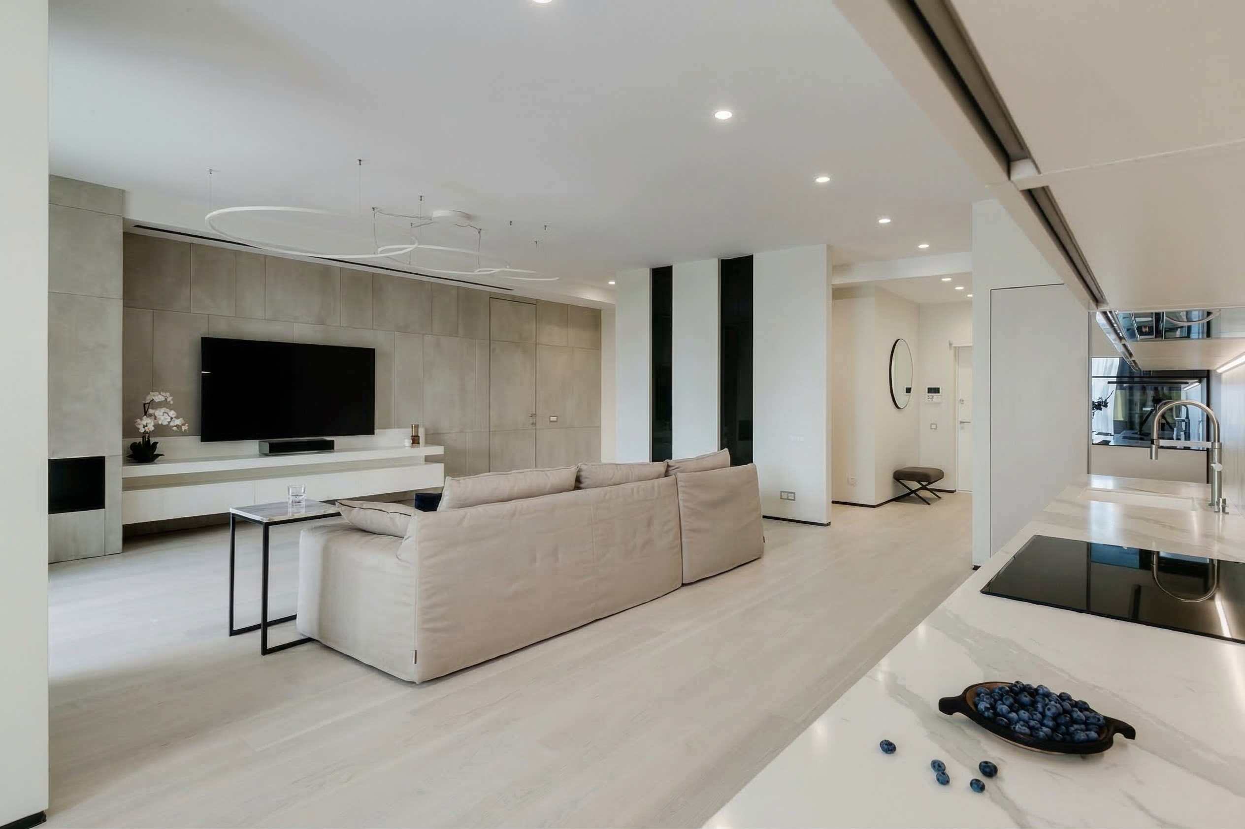 Реализованный интерьер квартиры 118 кв.м в светлых тонах: панорамный вид на кухню-гостиную, многоуровневое освещение и ощущение простора.