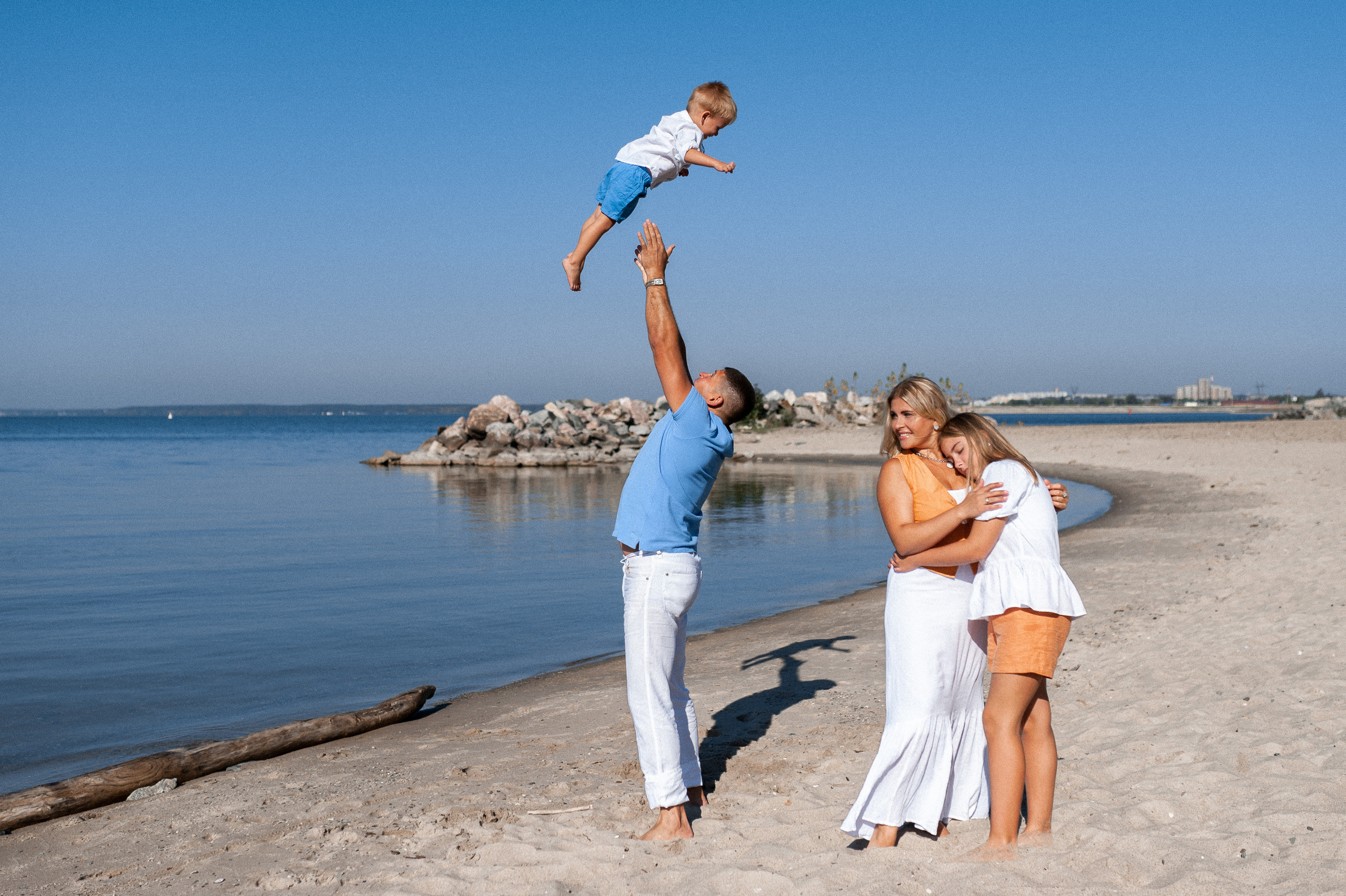 Максим, Наталья, Лера и Егор. Морская прогулка. Главная