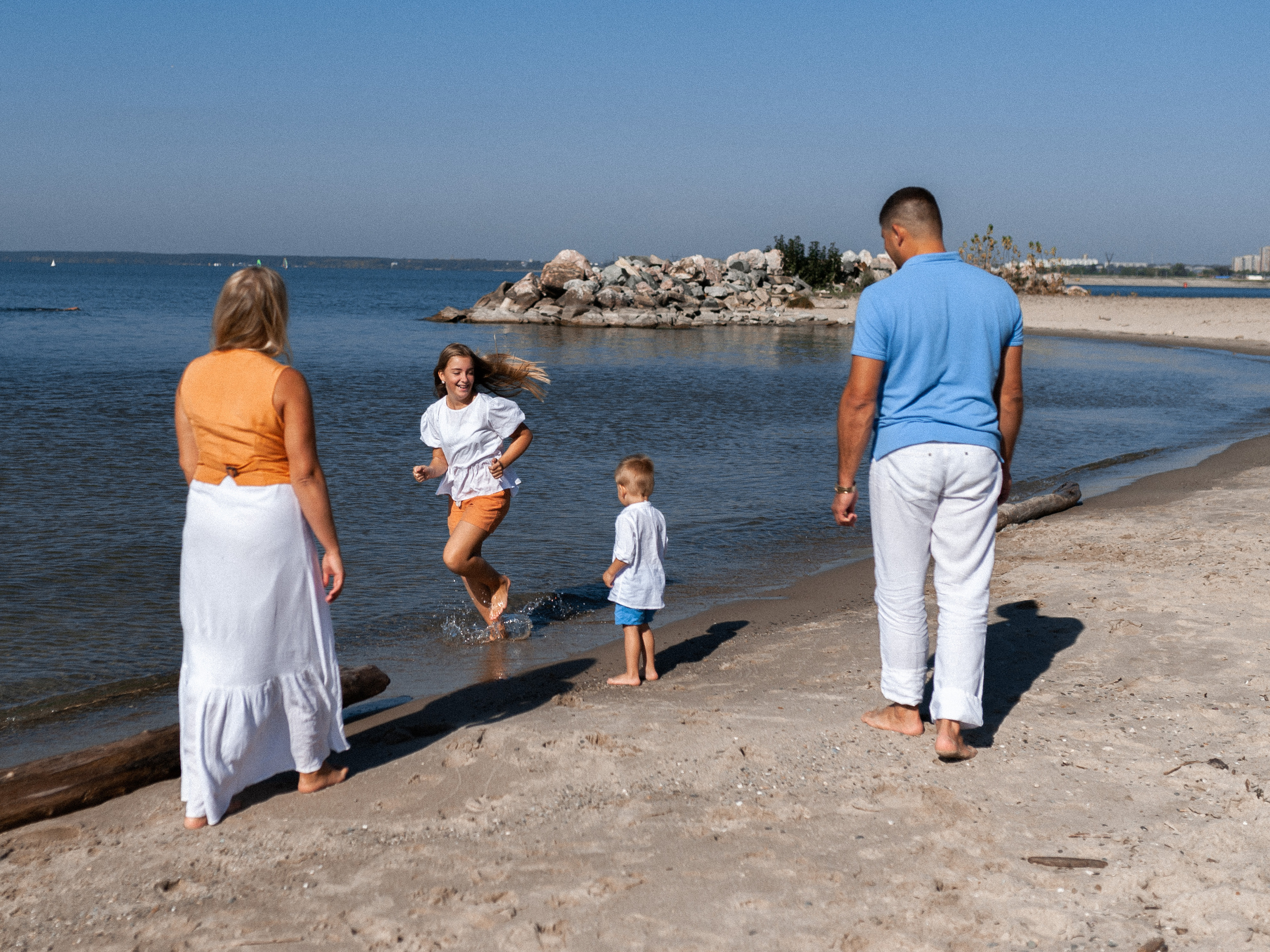 Максим, Наталья, Лера и Егор. Морская прогулка. Главная