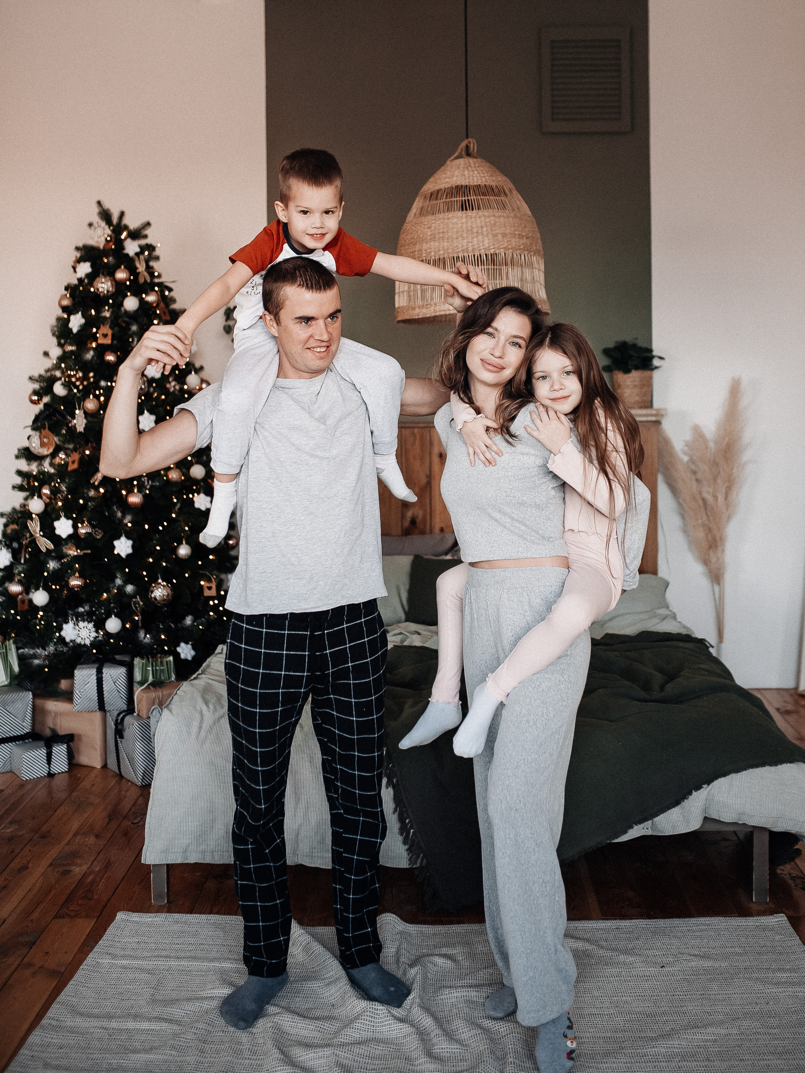 Денис, Таня, Женя и Никита. Новогодняя. Главная