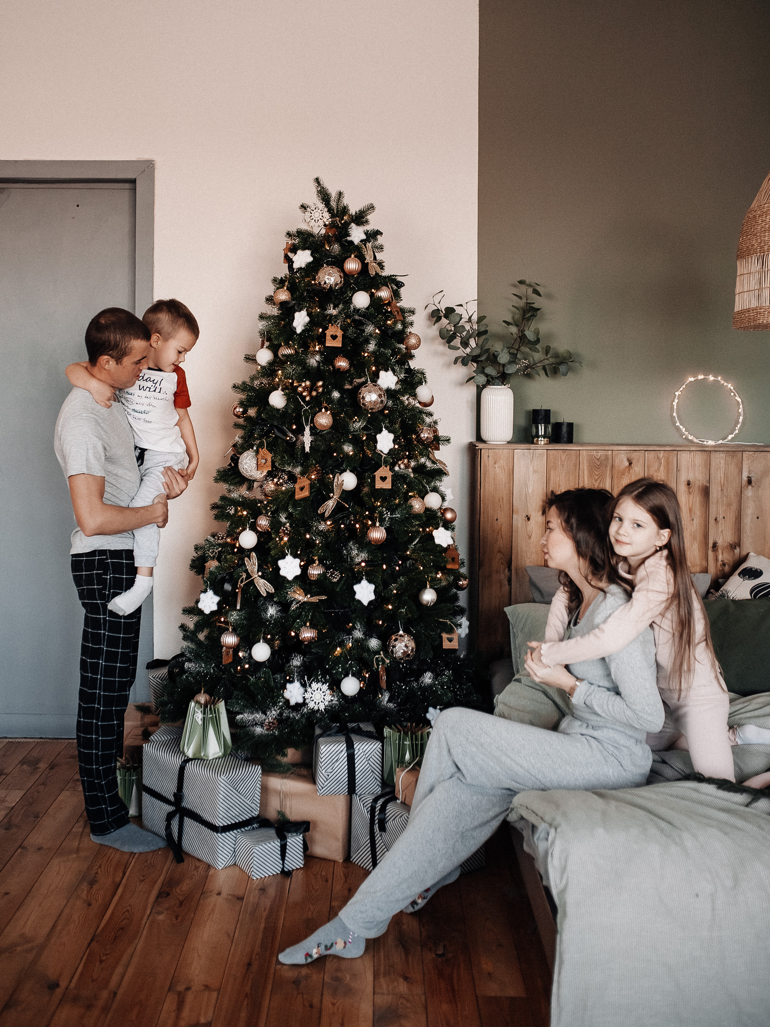 Денис, Таня, Женя и Никита. Новогодняя. Главная